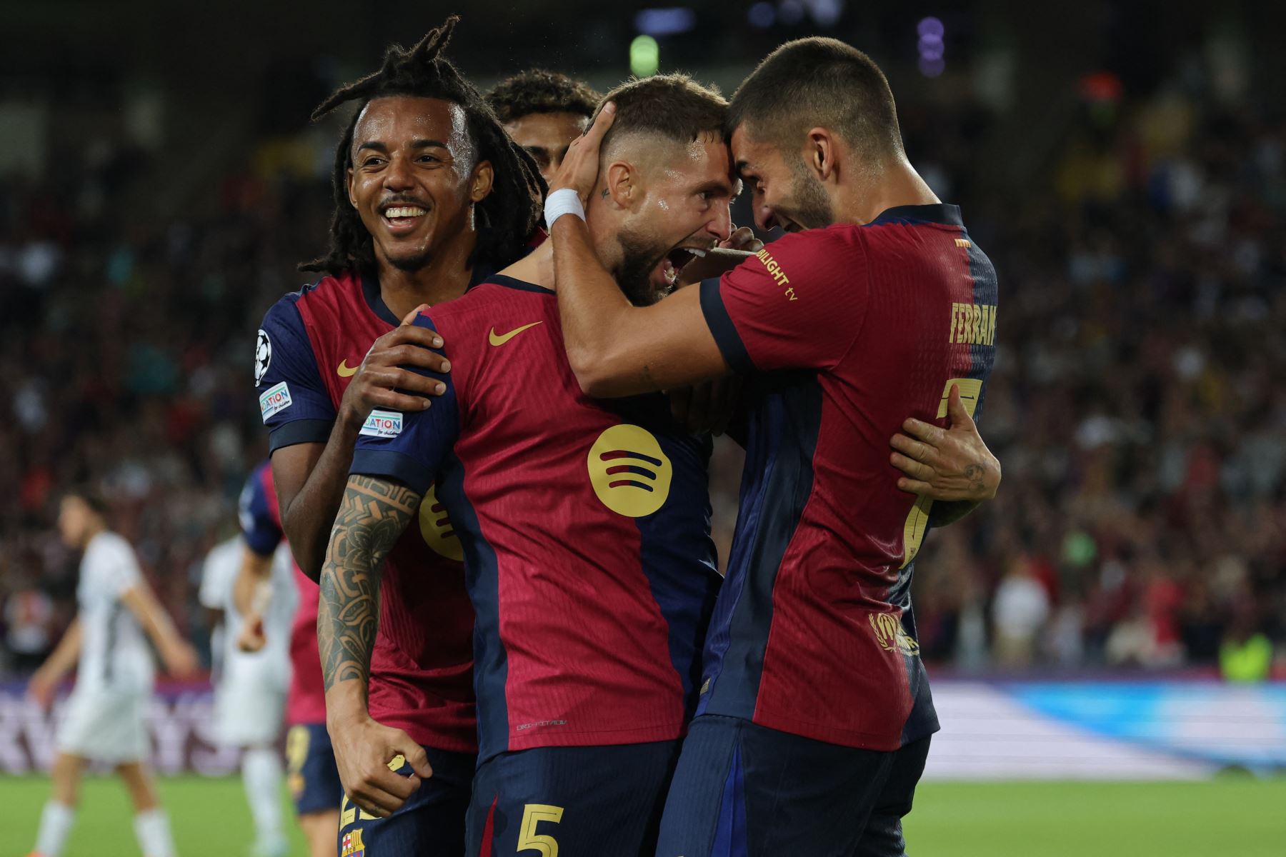 El defensor español del Barcelona  Íñigo Martínez Berridi celebra marcar el tercer gol de su equipo durante la Liga de Campeones de la UEFA, fase de liga del partido de fútbol del día 2 entre el FC Barcelona y los Young Boys