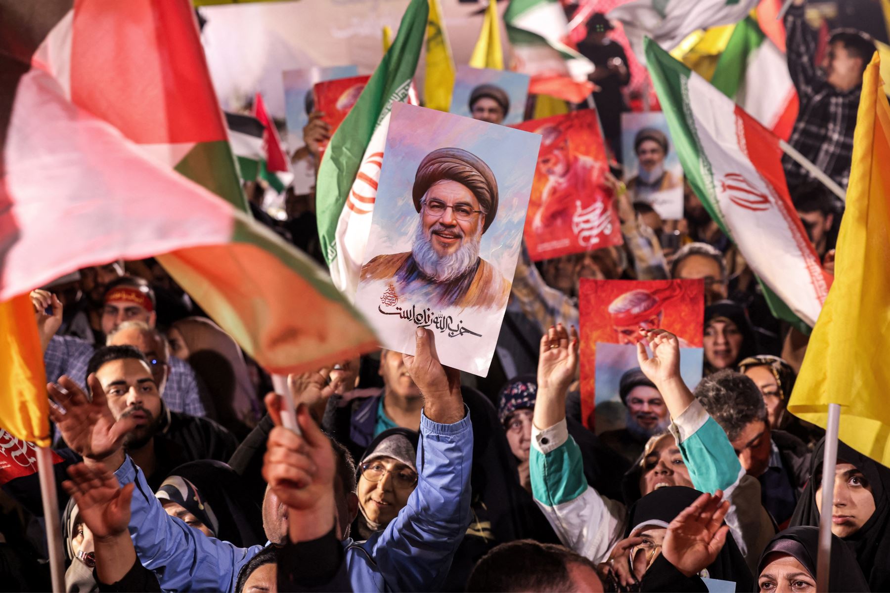 Un manifestante sostiene un cartel con el rostro del líder asesinado de Hizbulá, Hassan Nasrallah, con el lema persa "Hizbulá está vivo". Foto: AFP