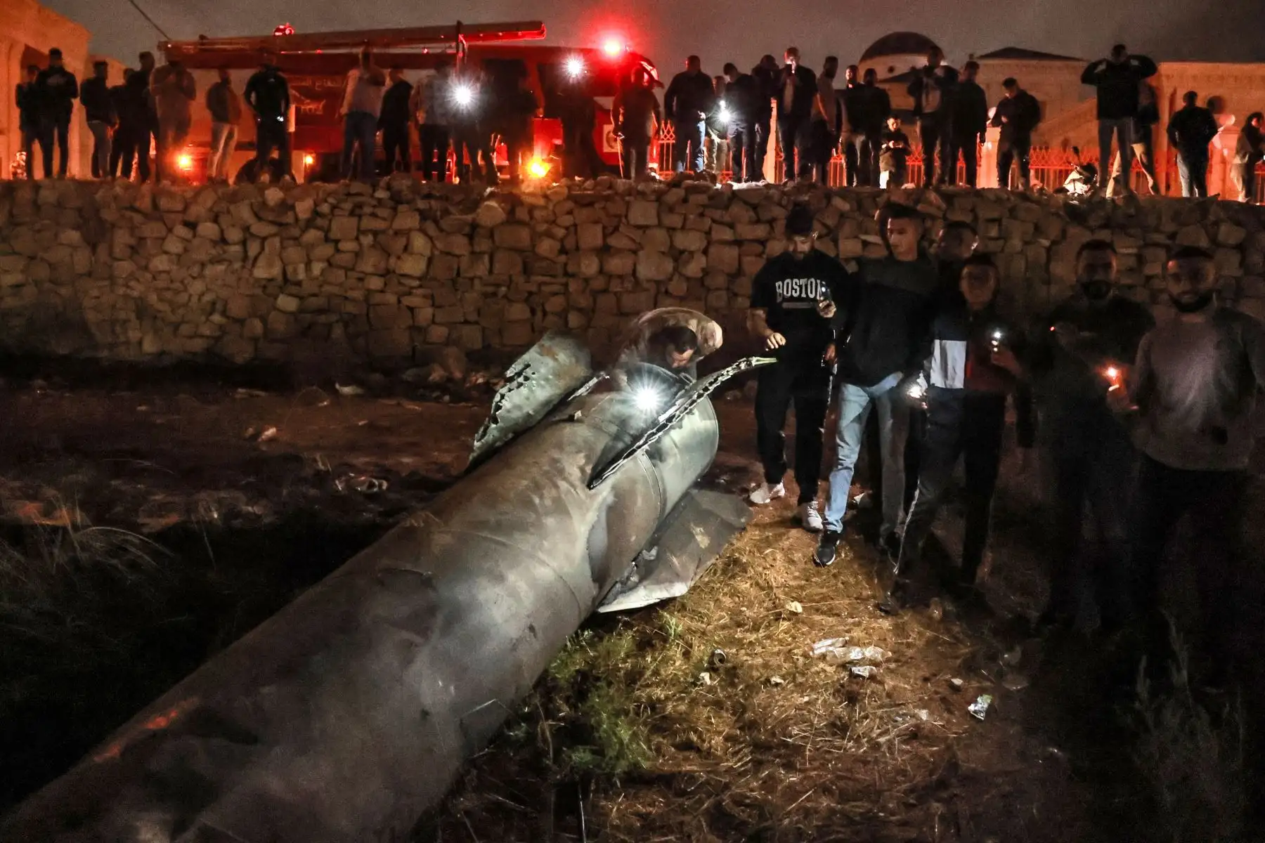 Jóvenes palestinos inspeccionan un proyectil caído después de que Irán lanzara una andanada de misiles contra Israel en respuesta a los asesinatos del líder libanés de Hezbollah, Nasrallah, y otros militantes respaldados por Irán, en Ramallah, en la ocupada Cisjordania, el 1 de octubre de 2024. Los informes dicen que Irán disparó entre 150 y 200 misiles en el ataque, el segundo del país contra Israel después de un ataque con misiles y drones en abril en respuesta a un mortal ataque aéreo israelí contra el c