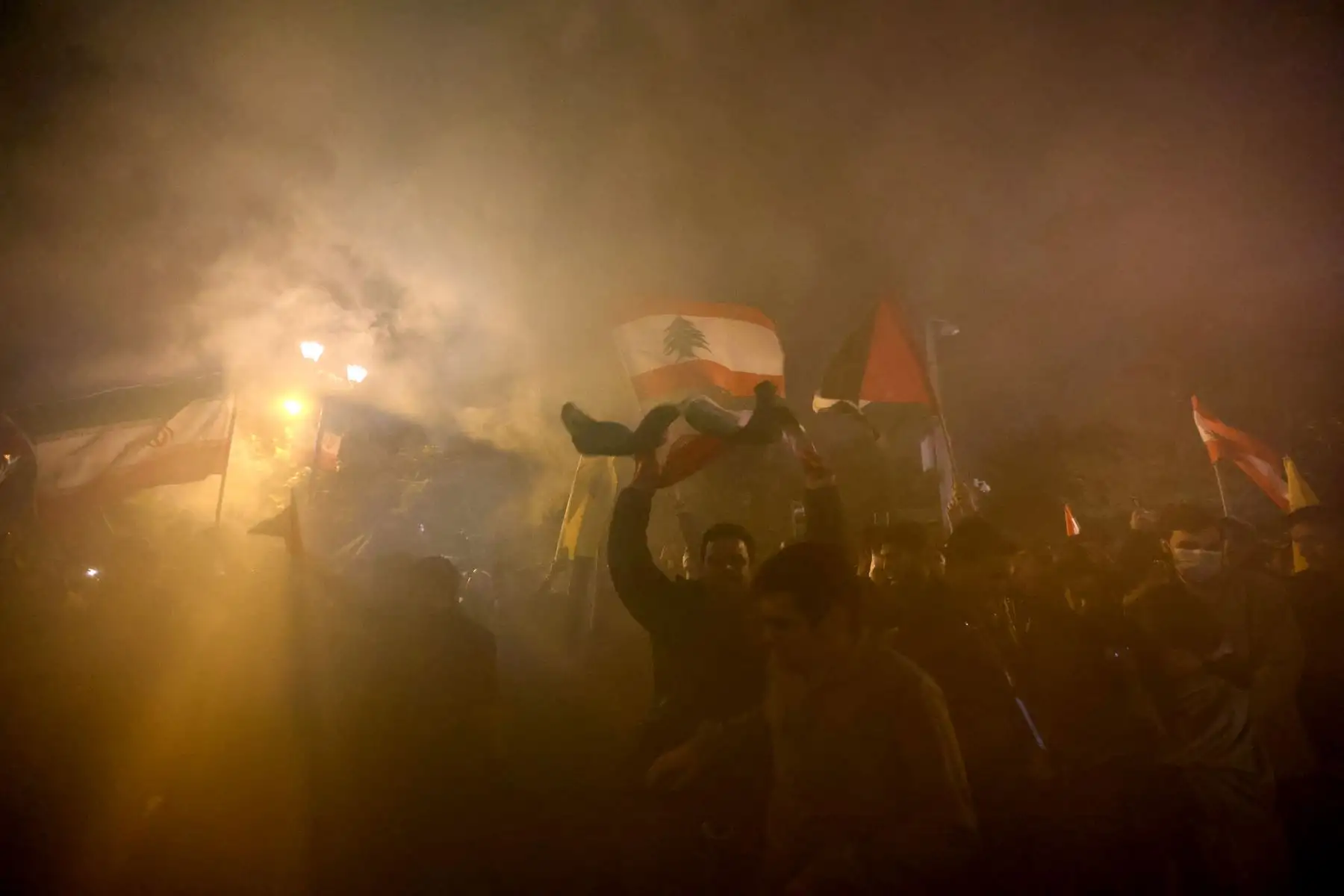 Los manifestantes celebran durante una manifestación frente a la embajada británica en Teherán el 1 de octubre de 2024, después de que Irán disparara una andanada de misiles contra Israel en respuesta al asesinato del líder de Hezbolá, Hassan Nasrallah, y otras milicias respaldadas por Irán. Los informes indican que Irán disparó entre 150 y 200 misiles contra Teherán. Este es el segundo ataque del país contra Israel después de un ataque con misiles y drones en abril en respuesta a un mortal ataque aéreo isr
