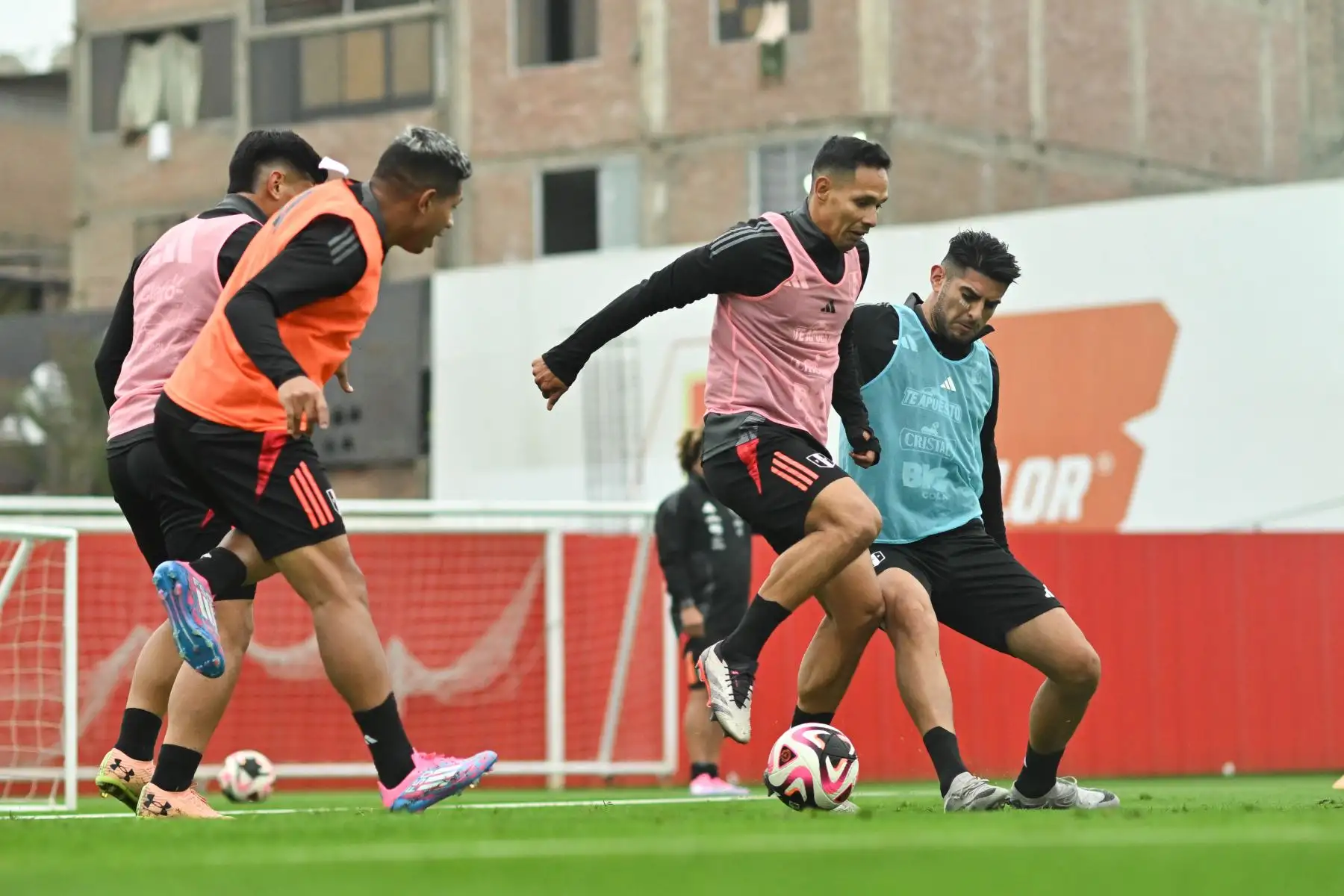 "Queríamos ver como le iba en los próximos partidos con su club. Finalmente tomamos la decisión de no traerlo y que siga sumando minutos en Brasil", sostuvo. Foto: ANDINA/Difusión