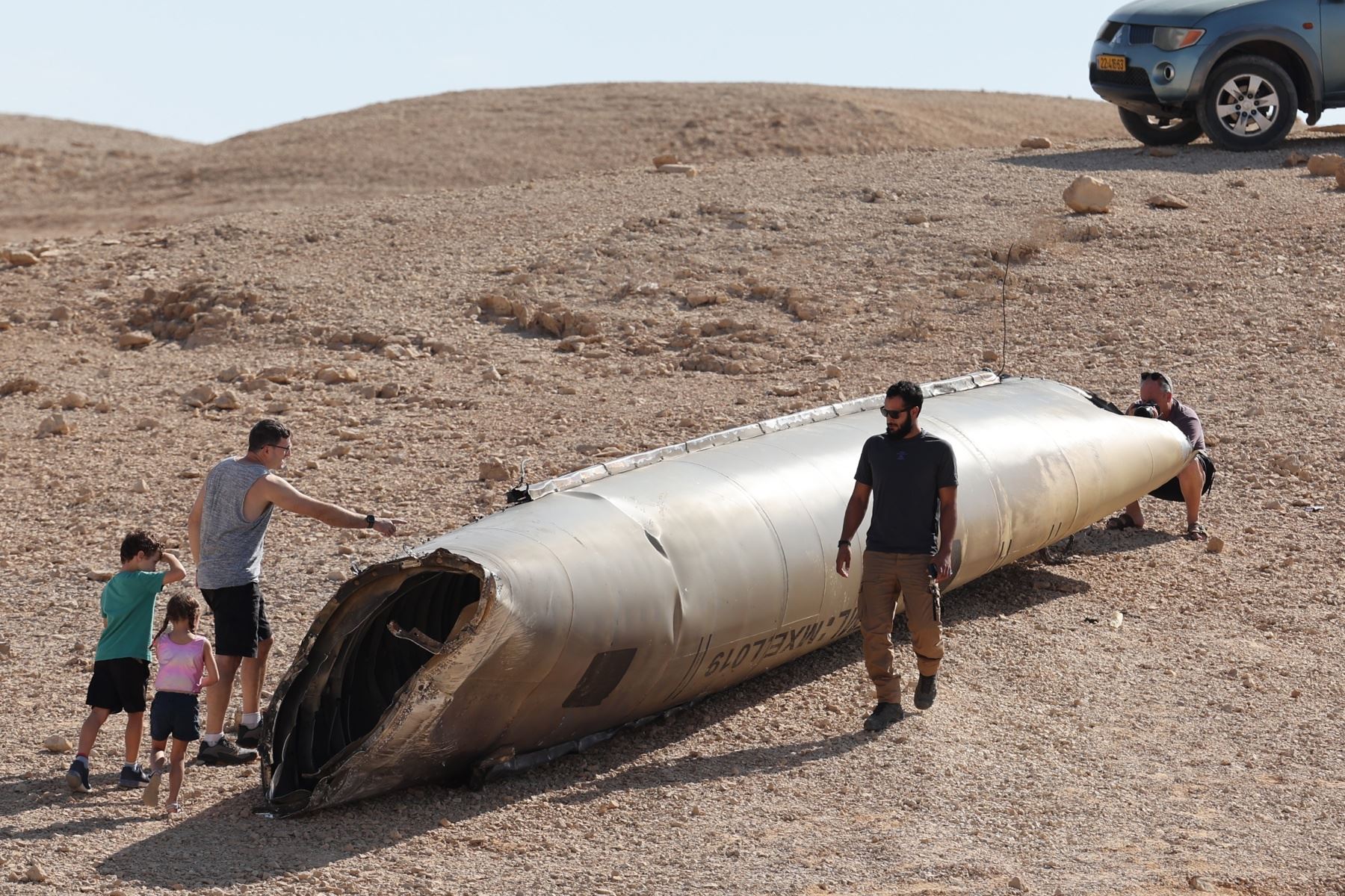 La gente observa los restos de un misil balístico iraní en el desierto de Negev, cerca del Mar Muerto, al sur de Israel. Foto: EFE