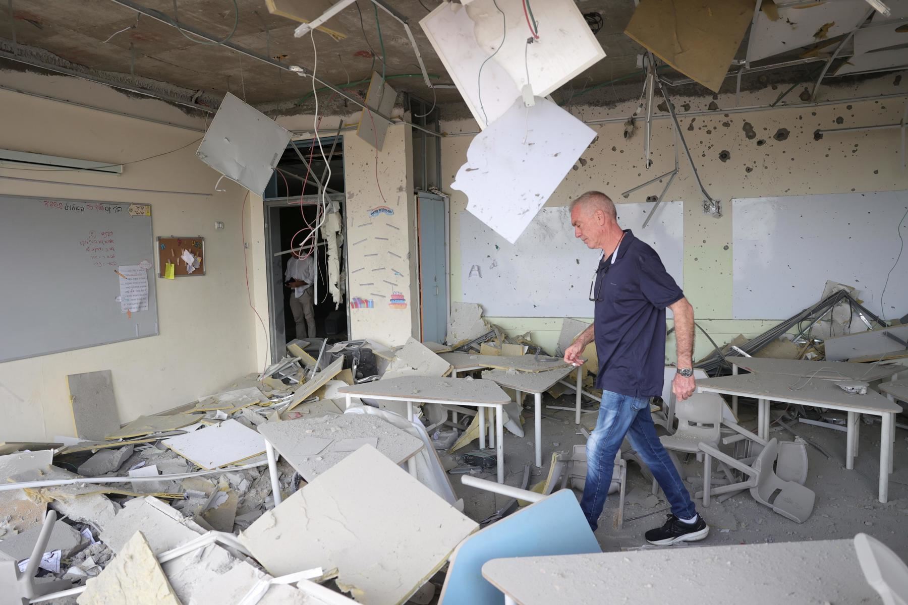 Un trabajador municipal inspecciona una escuela dañada por misiles balísticos disparados desde Irán, en Gedera, Israel. Foto: EFE