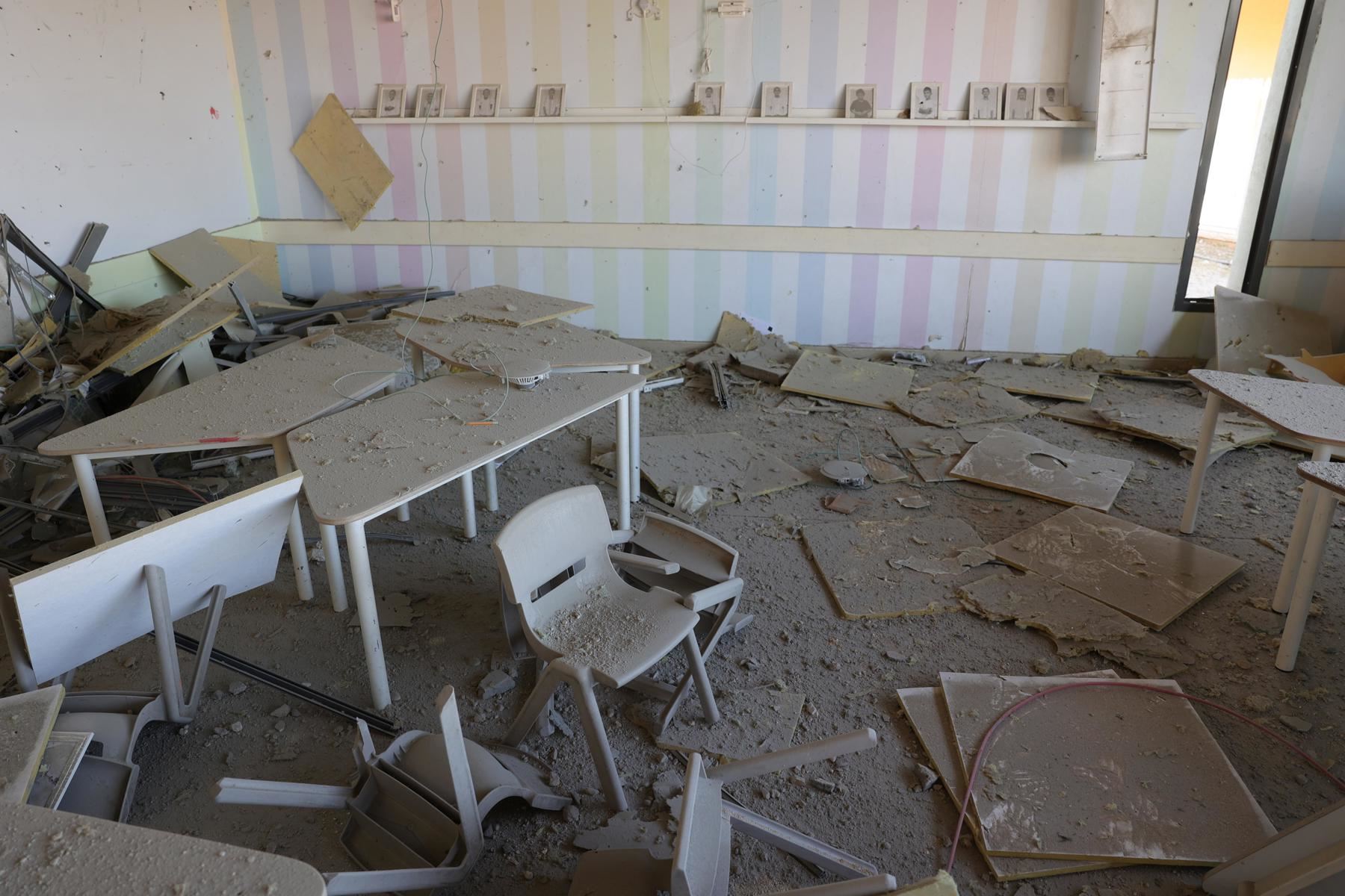 Una escuela dañada por misiles balísticos disparados desde Irán, en Gedera, Israel, 02 de octubre de 2024. Según el ejército israelí, Irán lanzó más de 180 misiles balísticos hacia Israel en la tarde del 01 de octubre, con sirenas de alerta sonando en todo el país. Foto: EFE