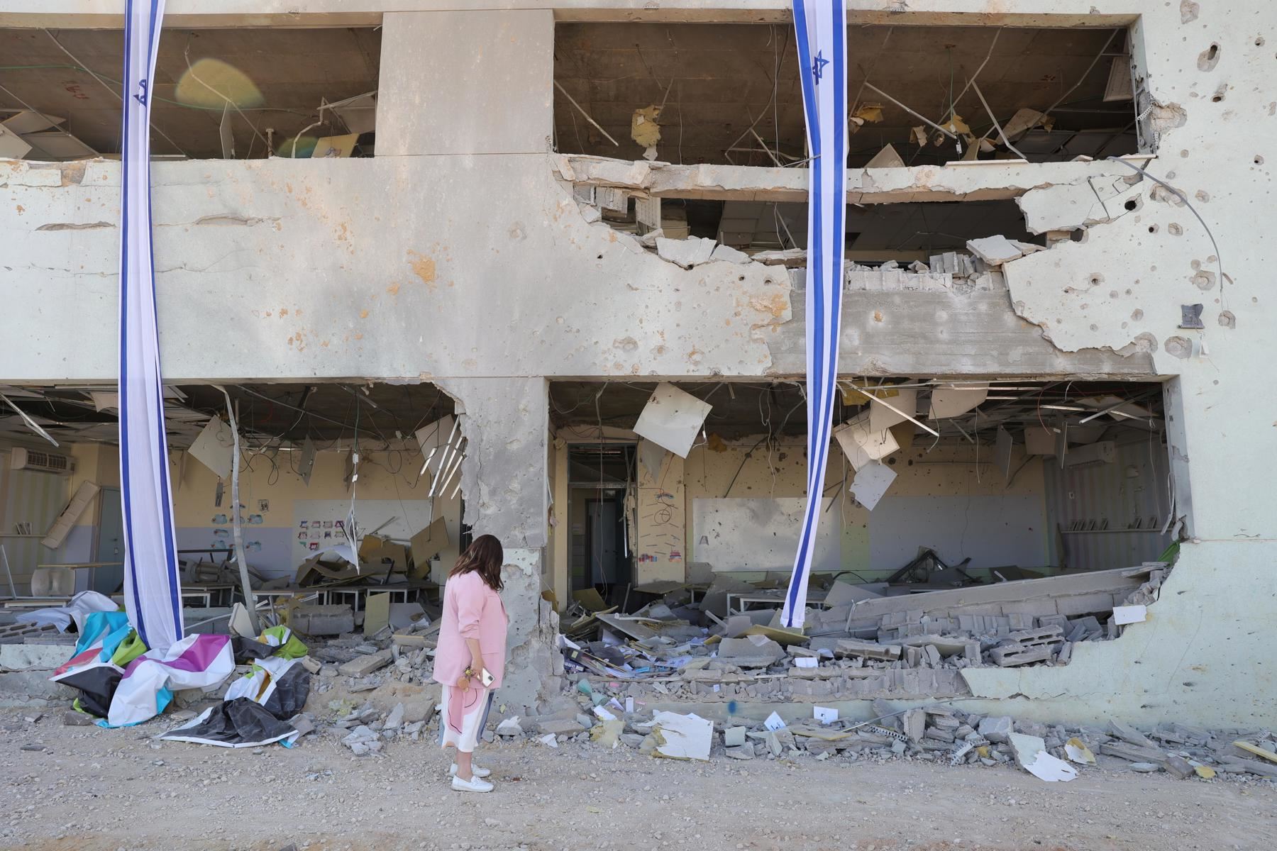 Una escuela dañada por misiles balísticos disparados desde Irán, en Gedera, Israel, 02 de octubre de 2024. Según el ejército israelí, Irán lanzó más de 180 misiles balísticos hacia Israel en la tarde del 01 de octubre, con sirenas de alerta sonando en todo el país. Foto: EFE