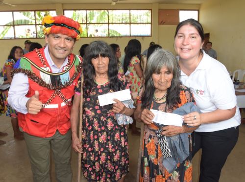 Usuarios del programa Pensión 65 del centro poblado Nueva Yarina, ubicado en la provincia loretana de Datem del Marañón cobraron por primera vez bajo la modalidad de "carrito pagador". ANDINA/Difusión