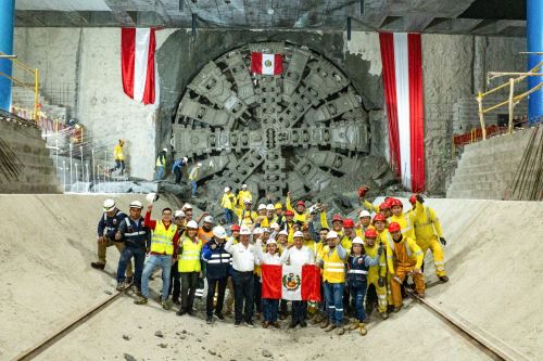 Presidenta Dina Boluarte supervisa llegada de tuneladora "Delia" a estación Bolognesi