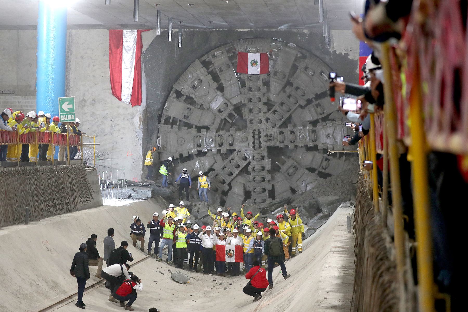 La tuneladora Delia, que desempeña un papel importante en la construcción del primer tren subterráneo del país, fue bautizada con ese nombre en honor a Delia Tasaico Del Pino, la primera mujer graduada como ingeniera de minas en el Perú