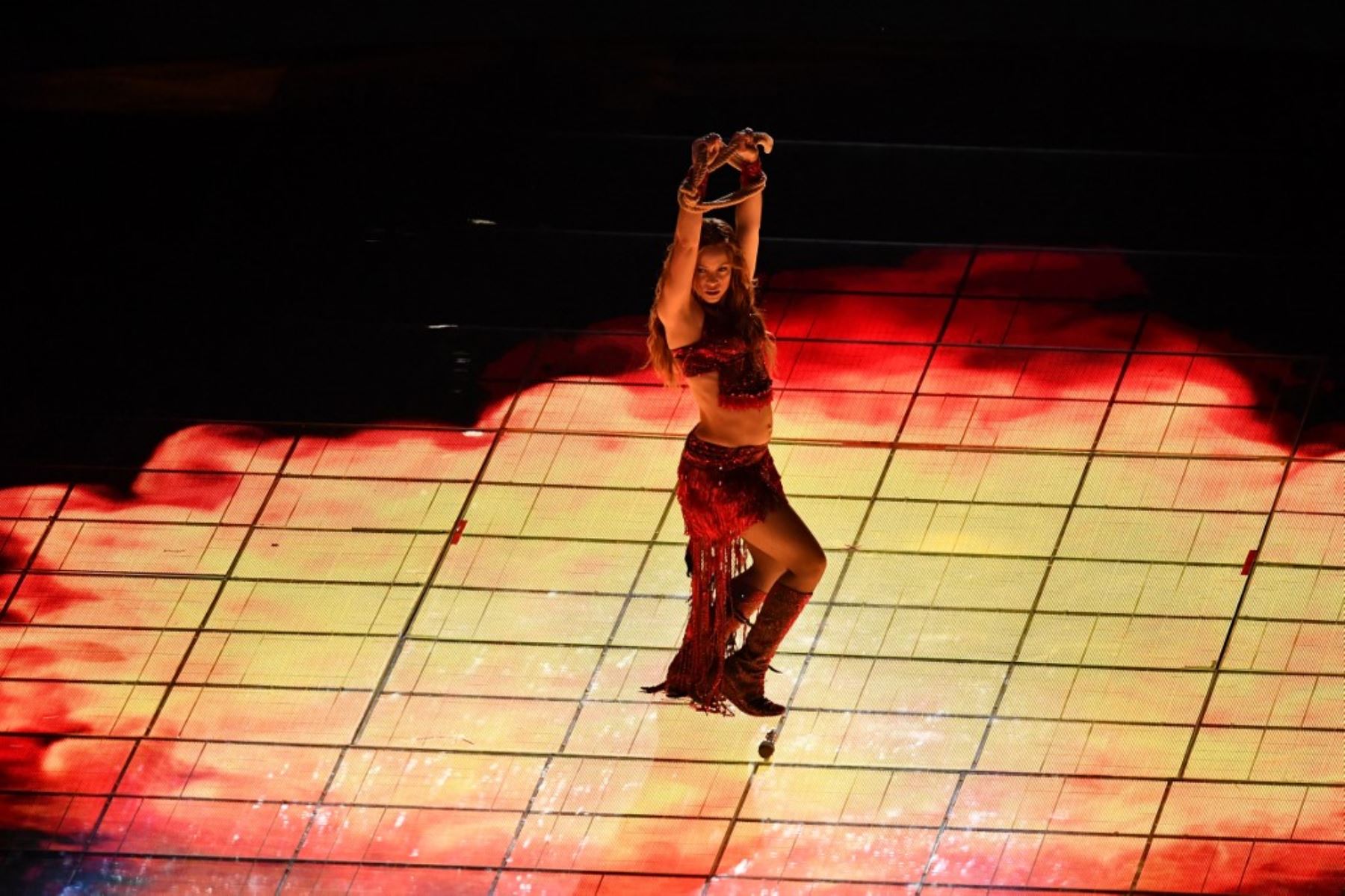 La cantante colombiana Shakira se presenta en el espectáculo de medio tiempo del Super Bowl LIV entre los Kansas City Chiefs y San Francisco 49ers en el Hard Rock Stadium en Miami Gardens, Florida, el 2 de febrero de 2020. Foto: AFP