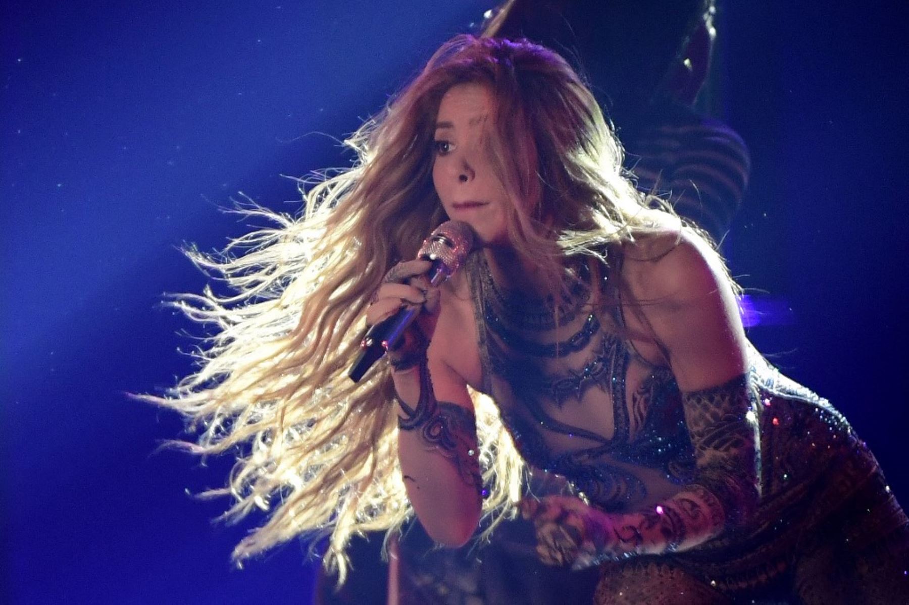 La cantante colombiana Shakira se presenta en  la 24ª ceremonia anual de los Premios Grammy Latinos en el Palacio de Congresos y Exposiciones en Sevilla el 16 de noviembre de 2023.  Foto: AFP