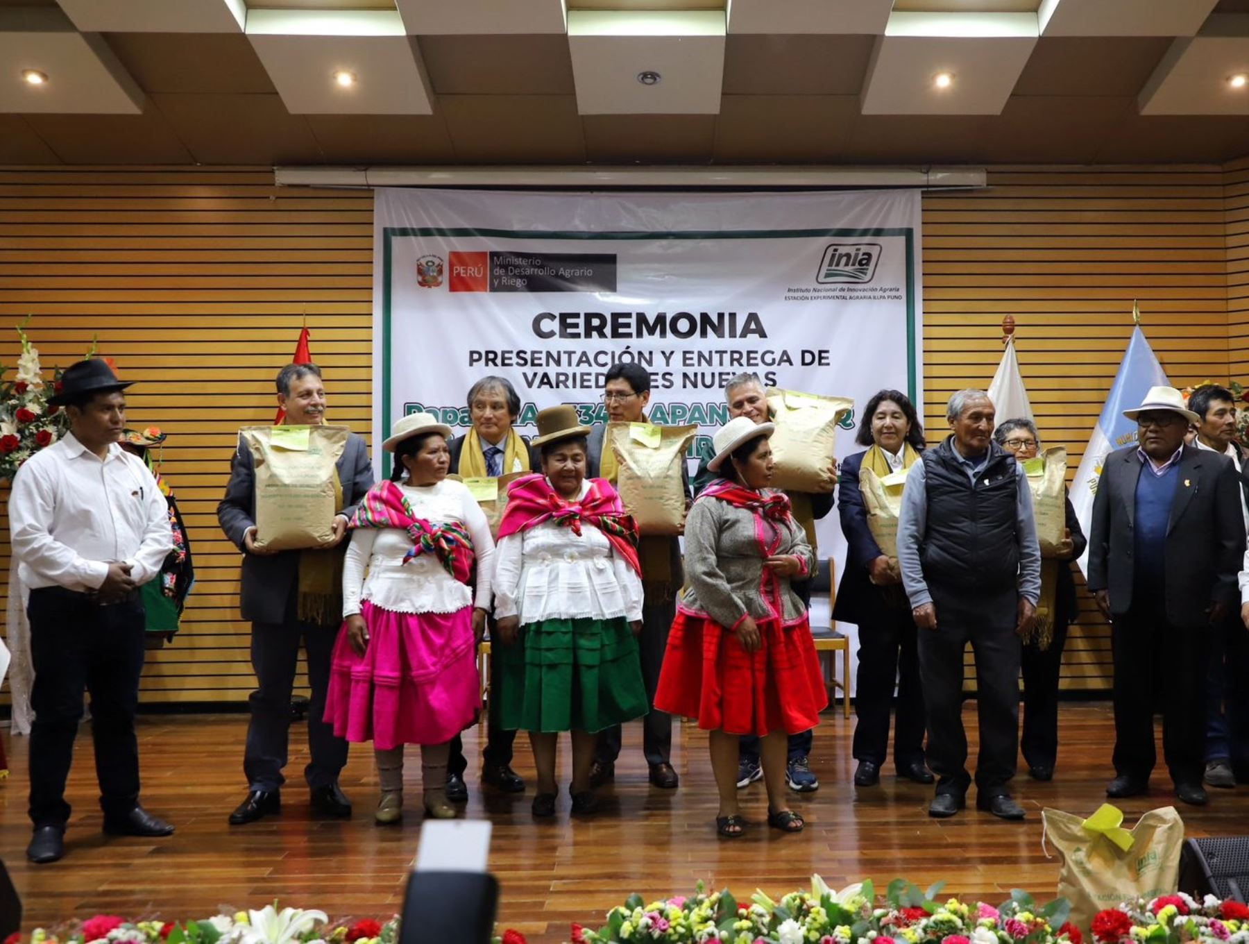 Más de 12,000 unidades familiares de Puno y de otras zonas del sur andino se beneficiarán con la entrega de variedades de papa y quinua con alta calidad genética que distribuirá el INIA. ANDINA/Difusión