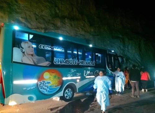 Siete pasajeros de un bus interprovincial Vía Costa resultaron heridos tras el choque de esta unidad contra un cerro. El accidente ocurrió en la carretera Casma - Huaraz. ANDINA/Difusión