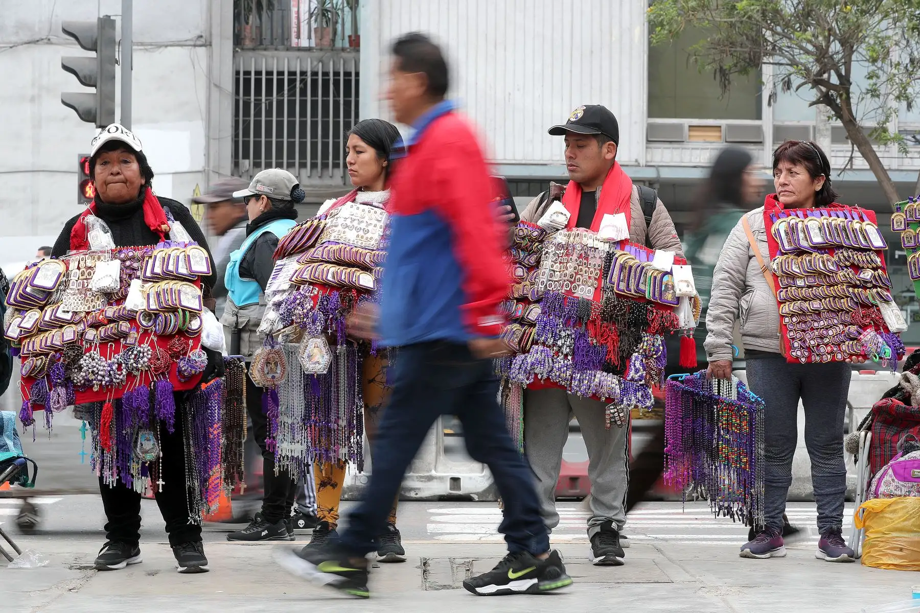 Provenientes de diversos distritos de Lima Metropolitana y otros lugares del país, los creyentes de todas las edades del Cristo de Pachacamilla, ingresan a la iglesia de las Nazarenas.
Foto : ANDINA / Lino Chipana.