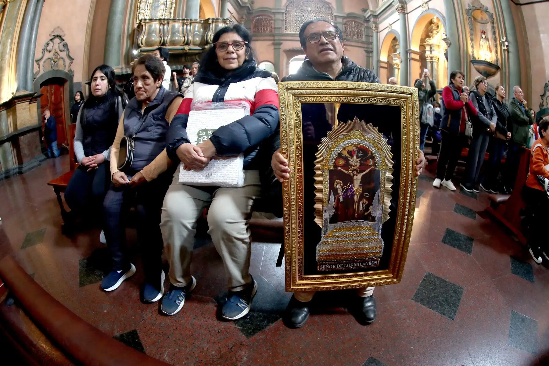 Fieles de diversos puntos de la capital acuden a la Iglesia de las Nazarenas para encomendarse al cristo moreno..
Foto : ANDINA / Lino Chipana.