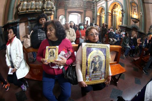 Fieles de diversos puntos de la capital acuden a la Iglesia de las Nazarenas para encomendarse al Señor de los Milagros