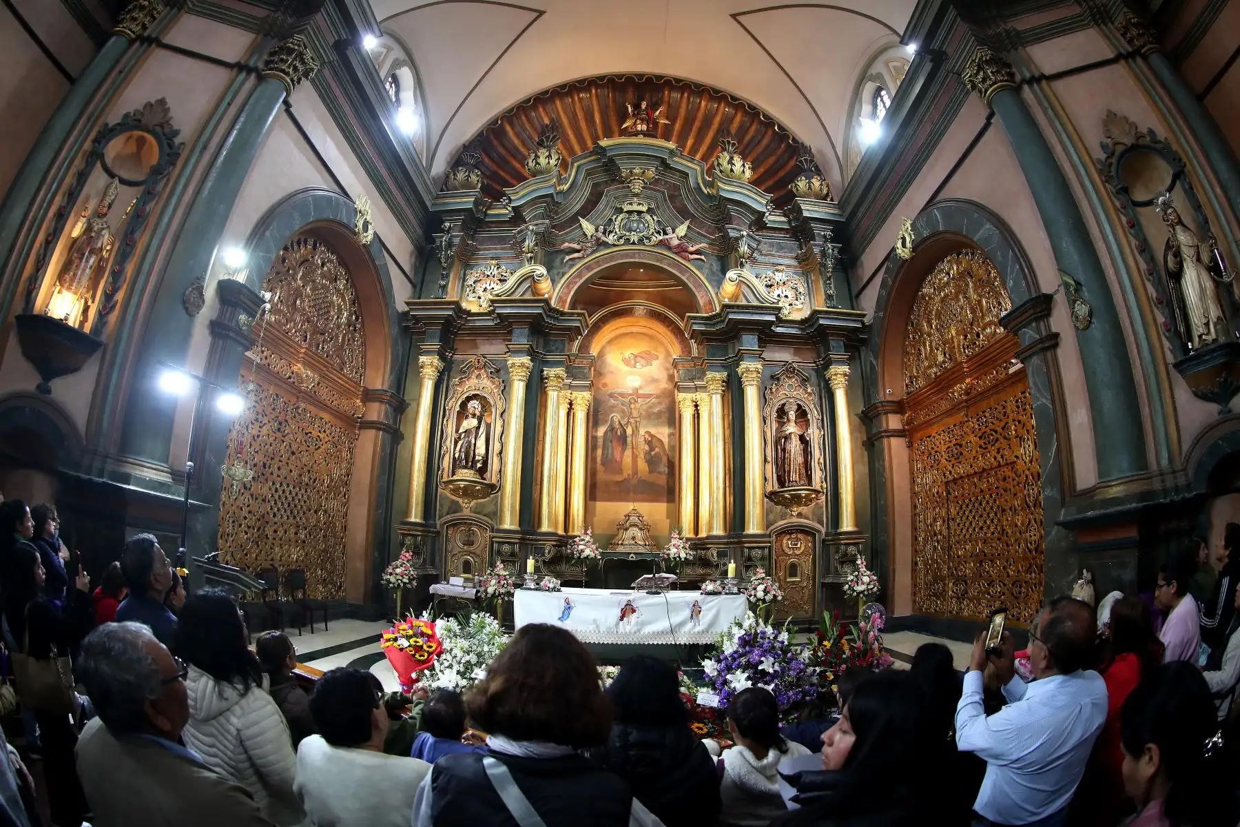 Cientos de fieles asisten a la Iglesia Las Nazarenas para orar  y esperar bendiciones de la sagrada imagen. Foto : ANDINA / Lino Chipana.