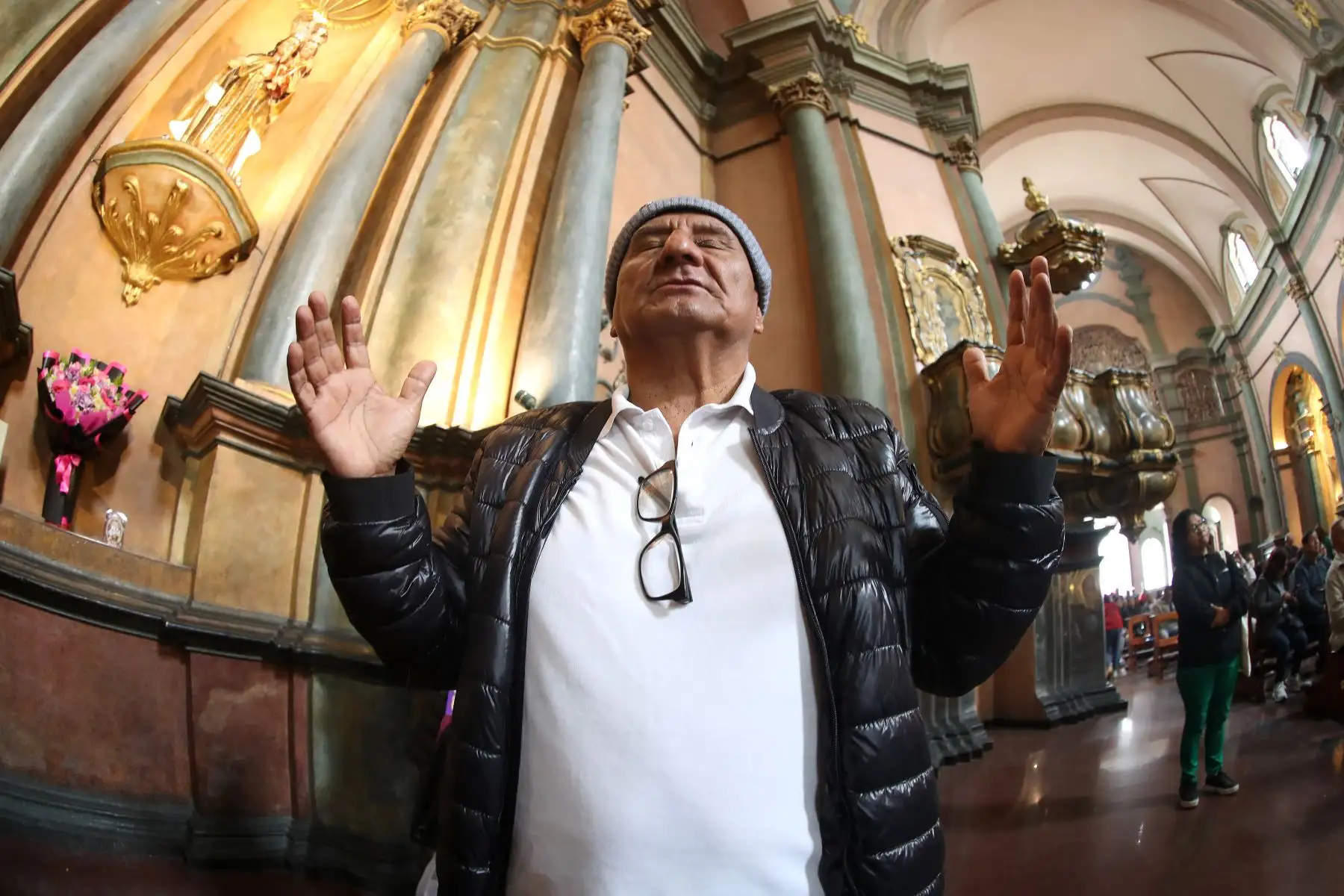 Miles de fieles del Señor de los Milagros, visitan desde tempranas horas el santuario de las Nazarenas, a fin de rendir culto a la venerada imagen del Cristo Moreno. 
Foto : ANDINA / Lino Chipana.