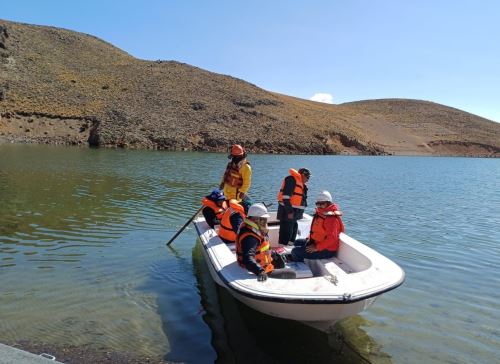 Especialistas realizan un monitoreo para evaluar la calidad del agua en la represa Pasto Grande, ubicado en la región Moquegua. ANDINA/Difusión