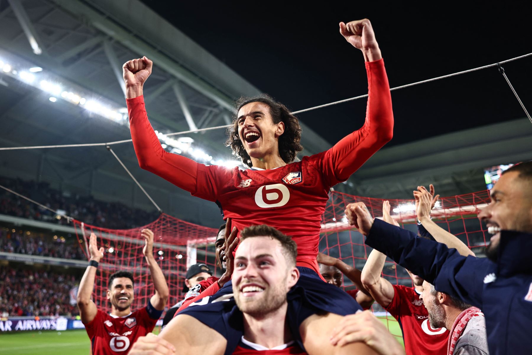 El centrocampista francés de Lille, Ayyoub Bouaddi celebra con sus compañeros de equipo después de ganar el partido de fútbol de la Liga de Campeones de la UEFA entre Lille LOSC y Real Madrid en el estadio Pierre Mauroy en Francia, el 2 de octubre de 2024. Foto: AFP