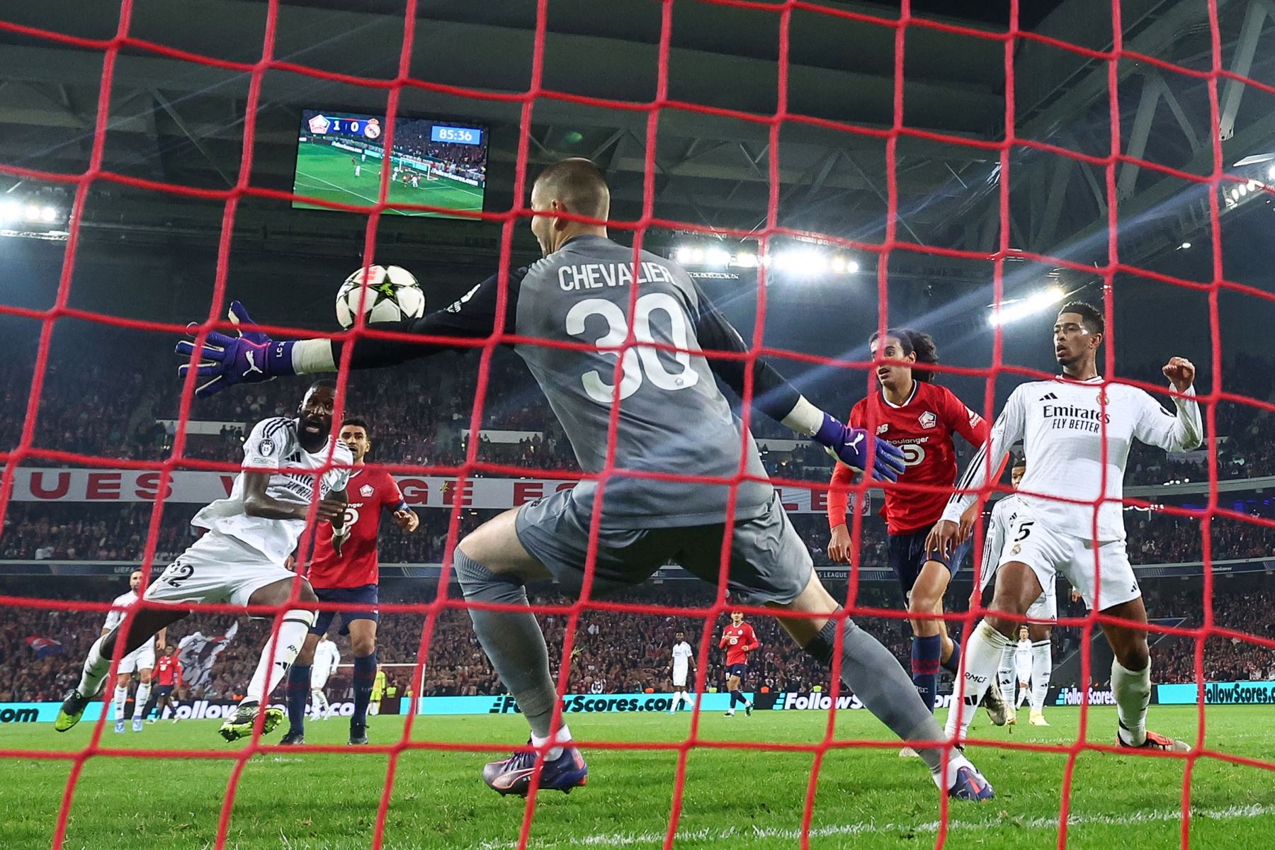 El portero francés de Lille, Lucas Chevalier, salva un disparo del defensor alemán del Real Madrid, Antonio Ruediger, durante el partido de fútbol de la Liga de Campeones de la UEFA entre Lille LOSC y Real Madrid en el estadio Pierre Mauroy en Francia, el 2 de octubre de 2024. Foto: AFP