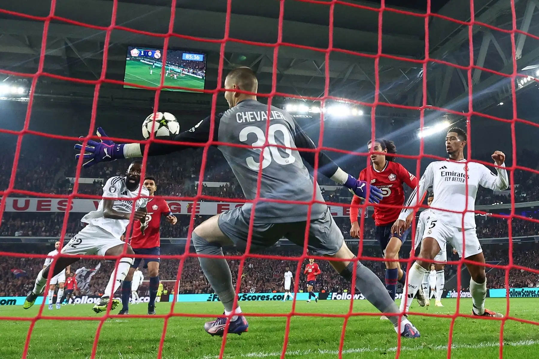 El portero francés de Lille, Lucas Chevalier, salva un disparo del defensor alemán del Real Madrid, Antonio Ruediger, durante el partido de fútbol de la Liga de Campeones de la UEFA entre Lille LOSC y Real Madrid en el estadio Pierre Mauroy en Francia, el 2 de octubre de 2024. Foto: AFP
