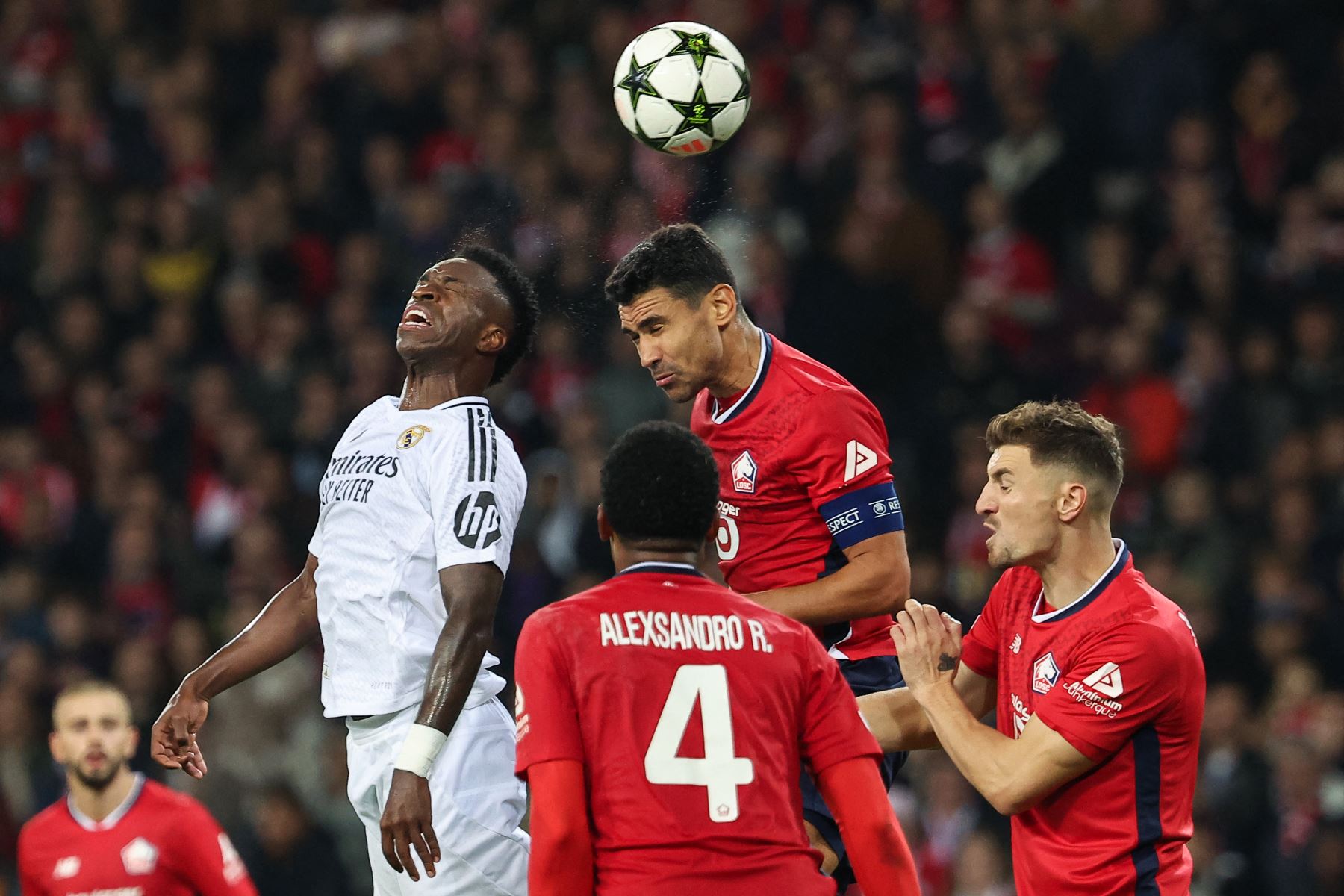 El delantero brasileño del Real Madrid, Vinicius Junior, lucha por el balón con el centrocampista francés del Lille, Remy Cabella, durante el partido de fútbol de la Liga de Campeones de la UEFA entre Lille LOSC y Real Madrid en el estadio Pierre Mauroy en Francia , el 2 de octubre de 2024. Foto: AFP