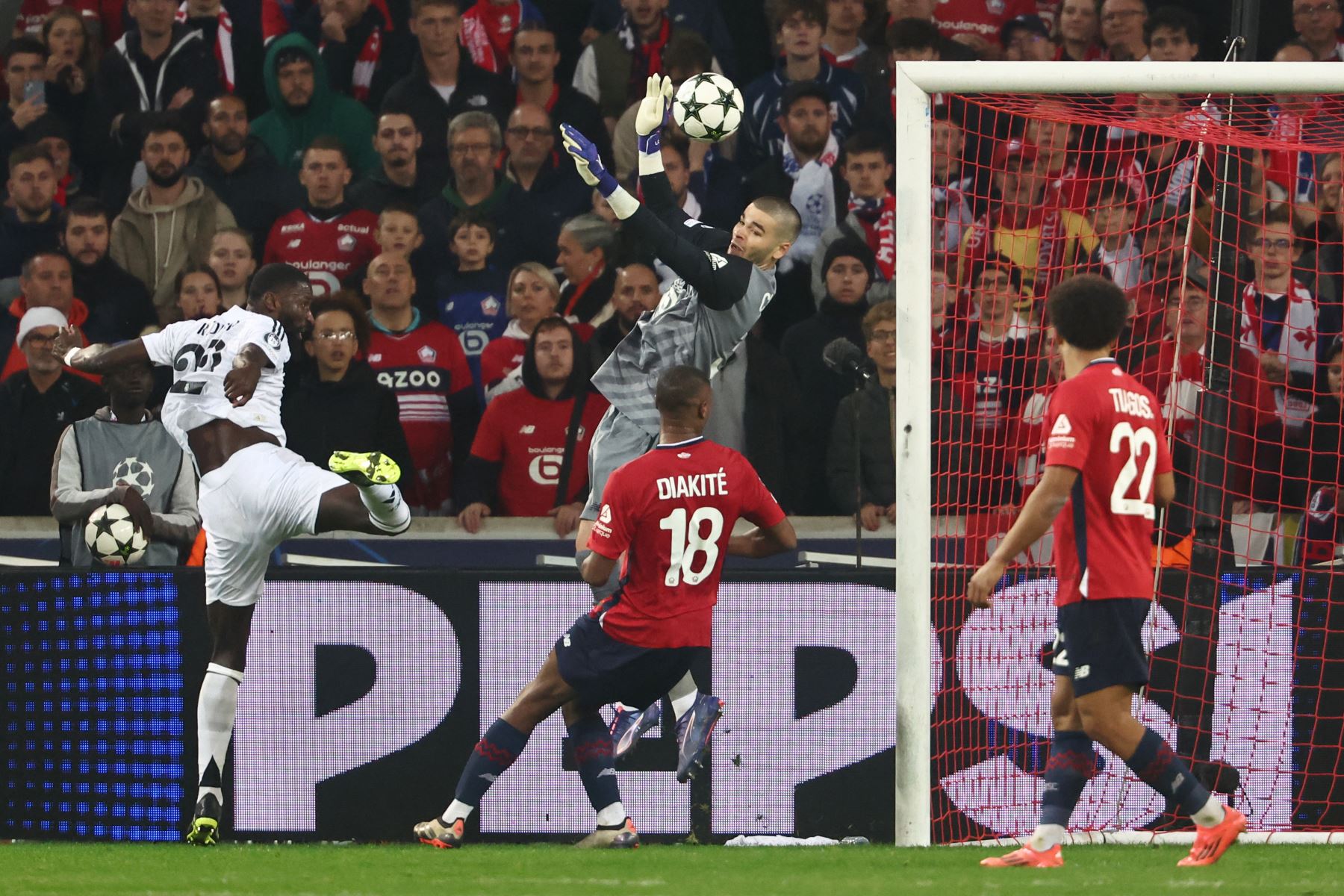 El portero francés de Lille, Lucas Chevalier, detiene un encabezado del defensor alemán del Real Madrid, Antonio Ruediger, durante el partido de fútbol de la Liga de Campeones de la UEFA entre Lille LOSC y Real Madrid en el estadio Pierre Mauroy en Francia. el 2 de octubre de 2024. Foto: AFP