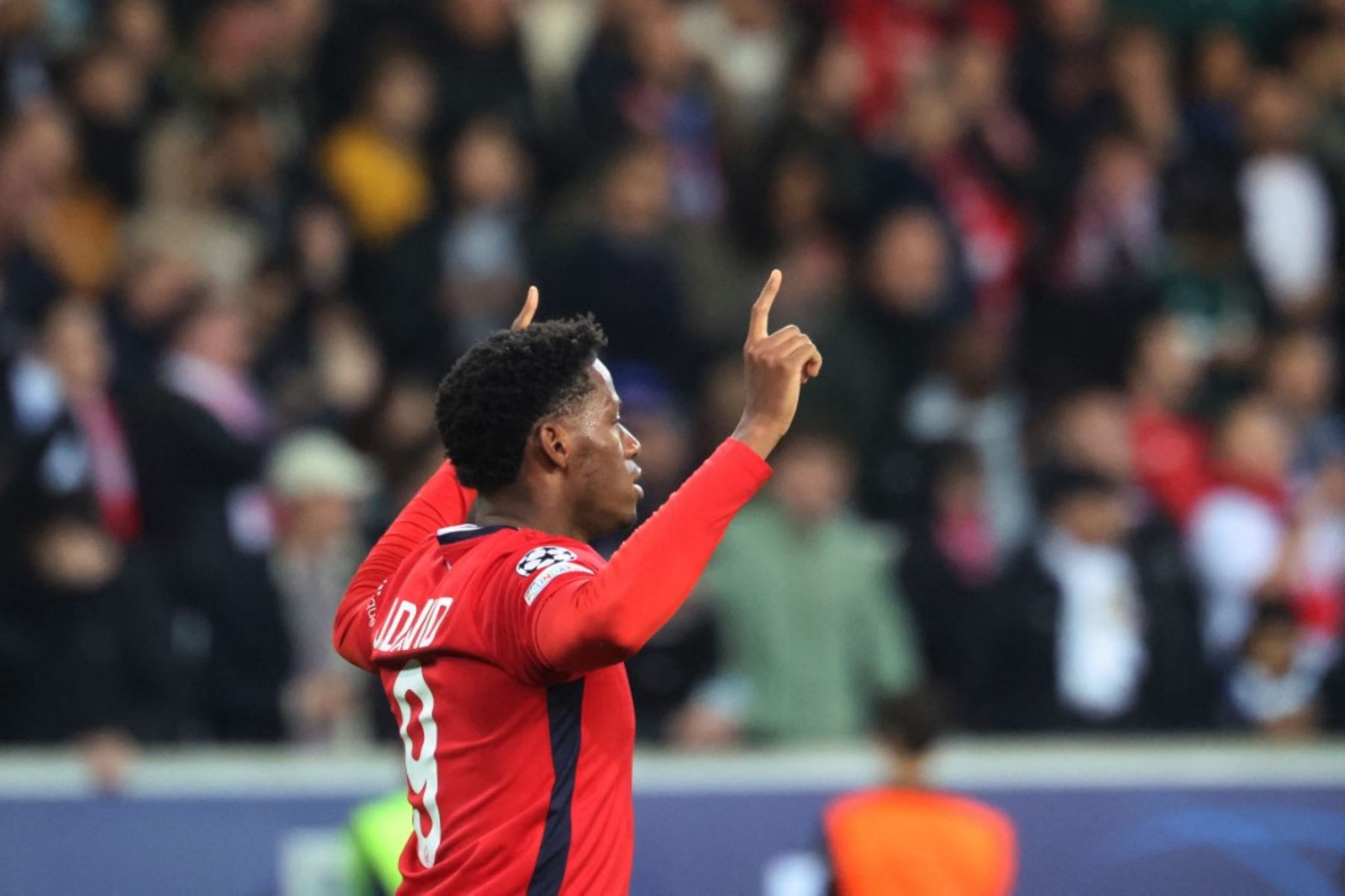 El delantero canadiense del Lille, Jonathan David, celebra tras marcar un gol de penalti durante el partido de fútbol de la Liga de Campeones de la UEFA entre el Lille LOSC y el Real Madrid en el estadio Pierre Mauroy en Francia, el 2 de octubre de 2024. Foto: AFP