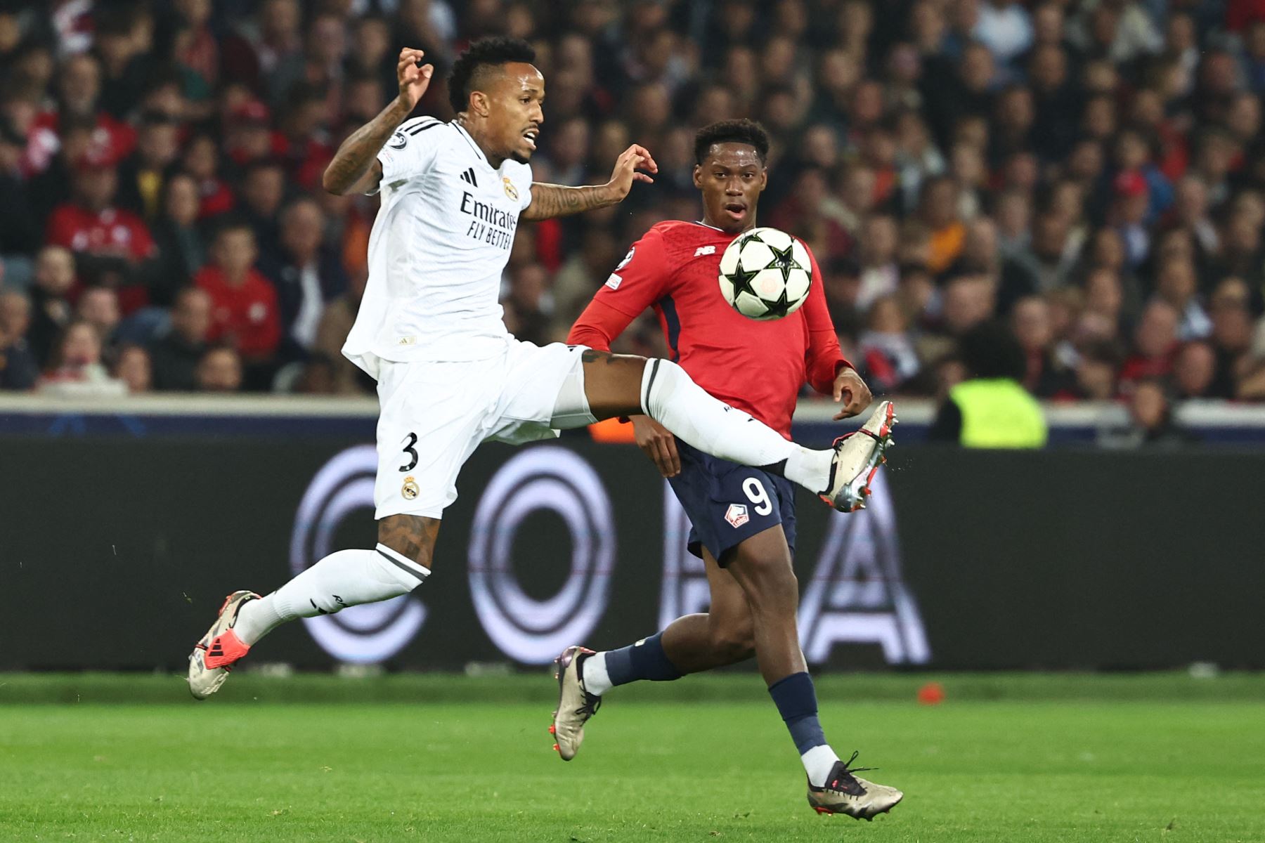 El defensor brasileño del Real Madrid, Eder Militao, controla el balón durante el partido de fútbol de la Liga de Campeones de la UEFA entre Lille LOSC y Real Madrid en el estadio Pierre Mauroy en Francia, el 2 de octubre de 2024. Foto: AFP