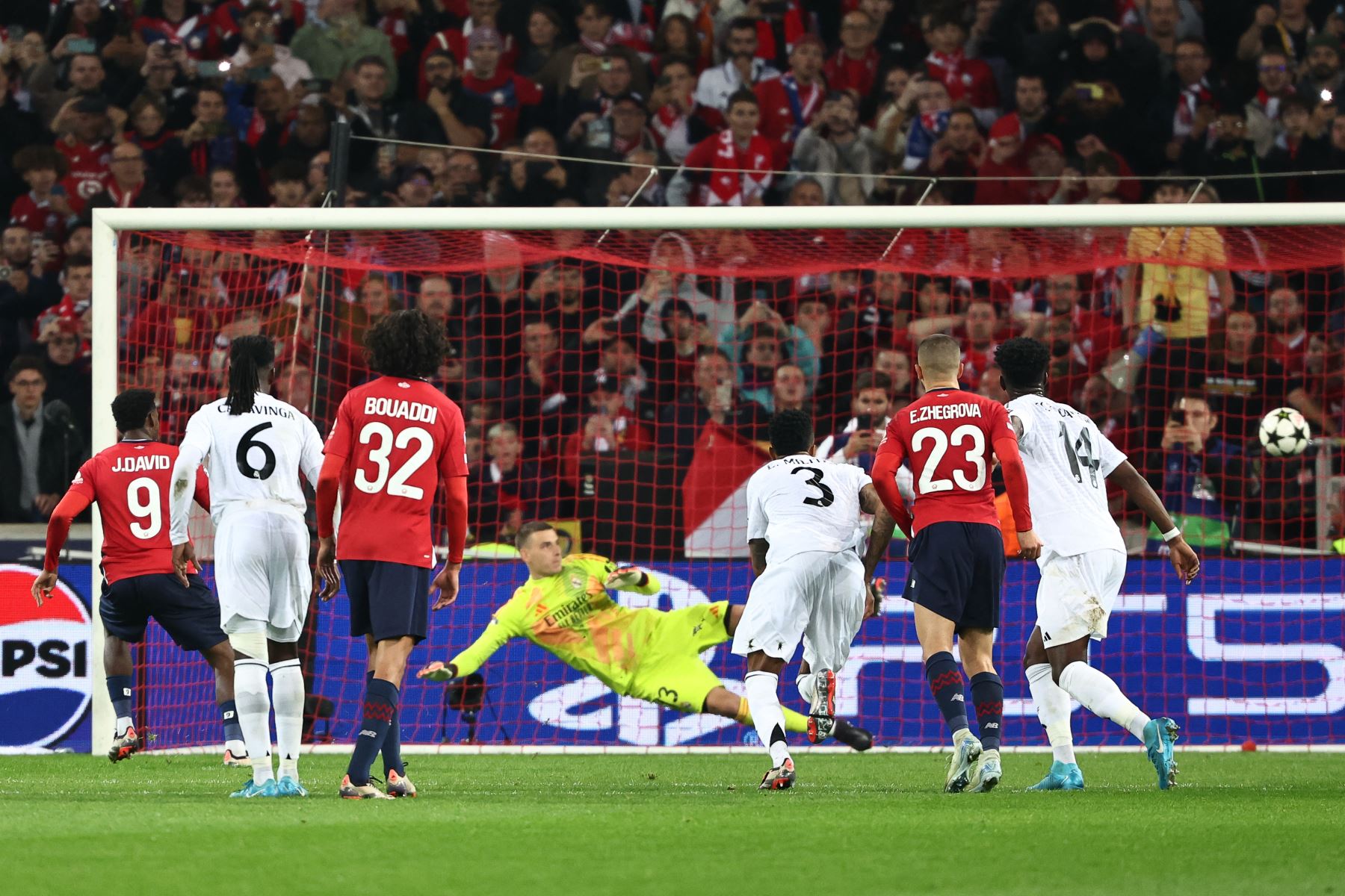 El delantero canadiense de Lille, Jonathan David, anota un gol de penal durante el partido de fútbol de la Liga de Campeones de la UEFA entre Lille LOSC y Real Madrid en el estadio Pierre Mauroy en Francia, el 2 de octubre de 2024. Foto: AFP