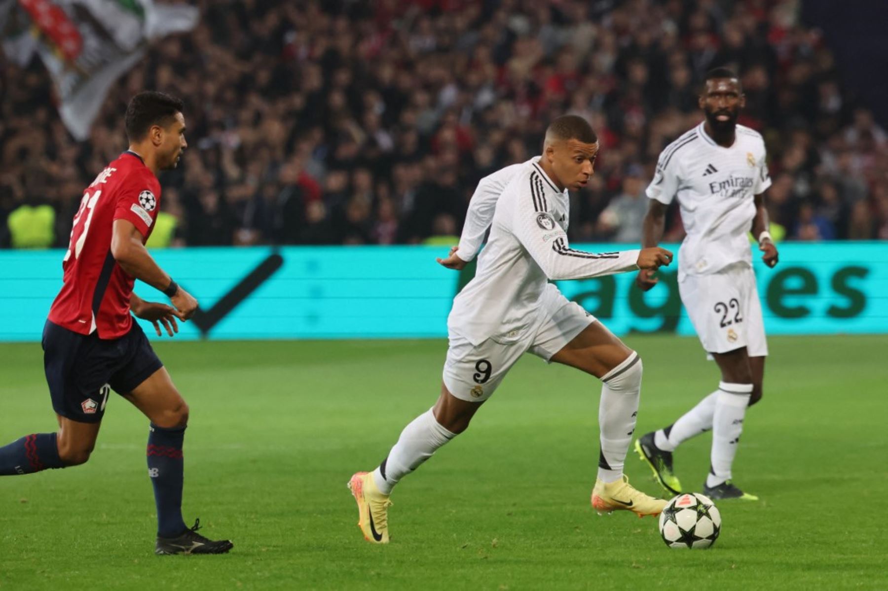 El delantero francés del Real Madrid, Kylian Mbappe, controla el balón durante el partido de fútbol de la Liga de Campeones de la UEFA entre Lille LOSC y Real Madrid en el estadio Pierre Mauroy en Francia, el 2 de octubre de 2024. Foto: AFP