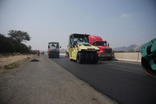 Con esta innovación en los asfaltos se espera mejorar significativamente las propiedades de los pavimentos al garantizar una mayor resistencia al desgaste y a las condiciones climáticas extremas en las carreteras del norte peruano. Foto: ANDINA/Aunor