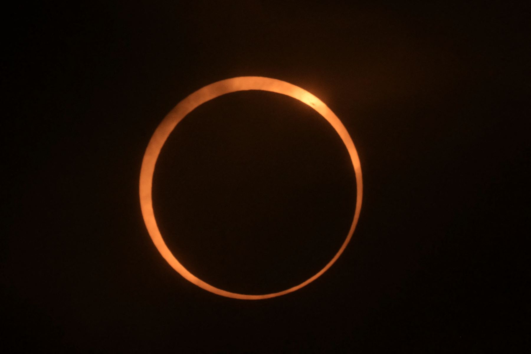 El eclipse del "anillo de fuego" se fotografía desde Puerto San Julián, provincia de Santa Cruz, Argentina. Foto: AFP