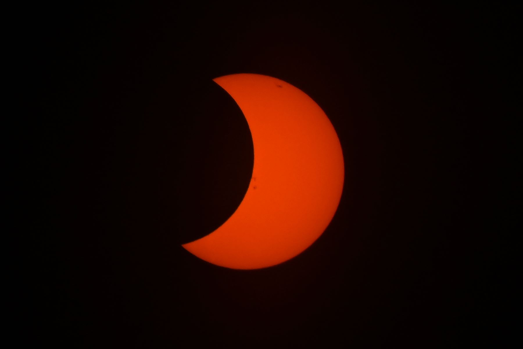 Imagen de un eclipse solar anular parcial visto desde Montevideo. AFP