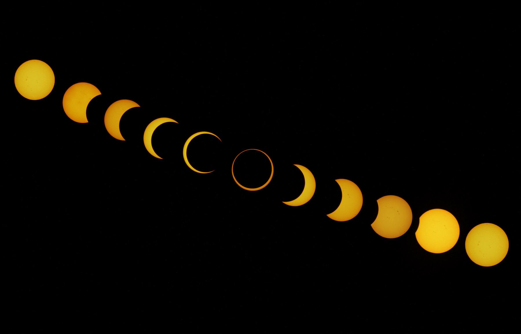 Esta combinación de imágenes muestra diferentes etapas del eclipse solar visto desde la Isla de Pascua en el Océano Pacífico, Chile. AFP