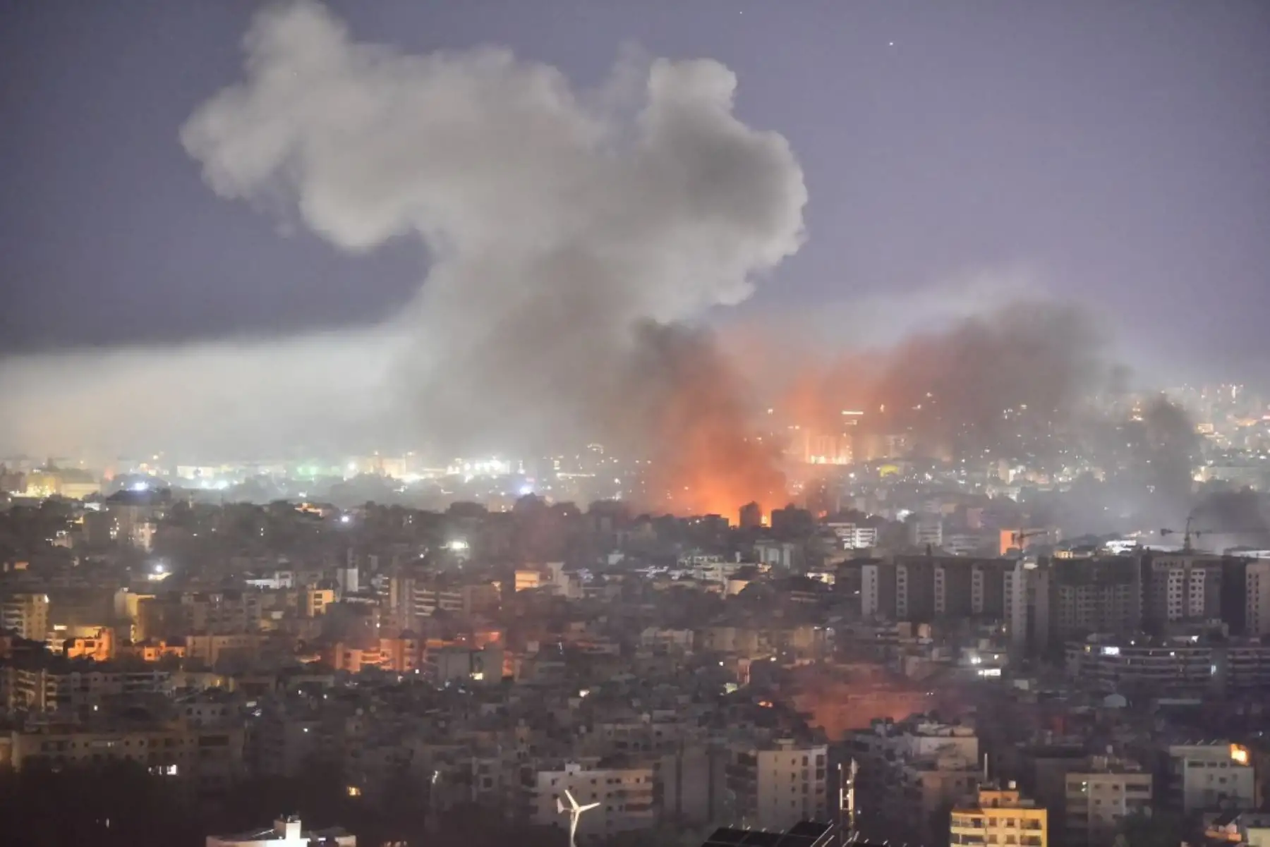 El humo se eleva desde el lugar de un ataque aéreo israelí que tuvo como objetivo un vecindario en el suburbio sur de Beirut, en el Líbano. El ejército israelí emitió órdenes a la gente que abandonara múltiples áreas del sur de Beirut, donde estaban planificados ataques a Hezbolá. Foto: AFP