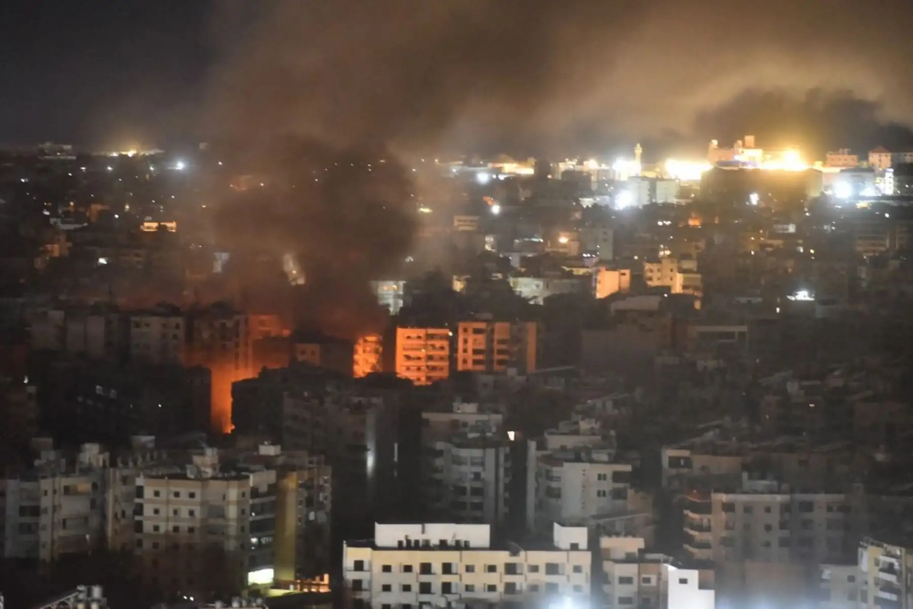 El humo se eleva desde el lugar de un ataque aéreo israelí que tuvo como objetivo un vecindario en el suburbio sur de Beirut, en el Líbano. El ejército israelí emitió órdenes a la gente que abandonara múltiples áreas del sur de Beirut, donde estaban planificados ataques a Hezbolá. Foto: AFP