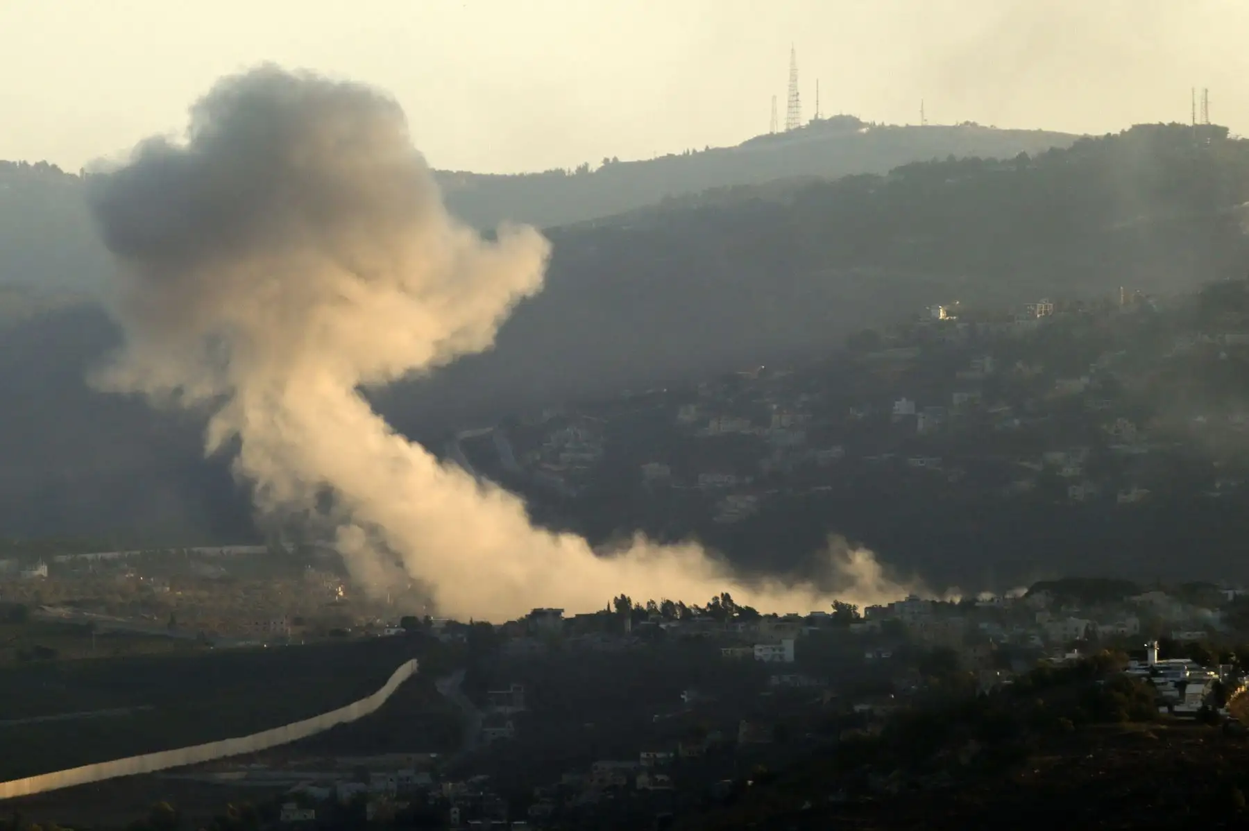El humo se eleva tras un ataque militar israelí en la aldea de Kafr Kila, en el sur del Líbano, el 2 de octubre de 2024. Según la Agencia Nacional de Noticias Libanesa (NNA), aviones de combate israelíes llevaron a cabo una serie de redadas contra múltiples barrios en los suburbios del sur de Beirut. Foto: EFE