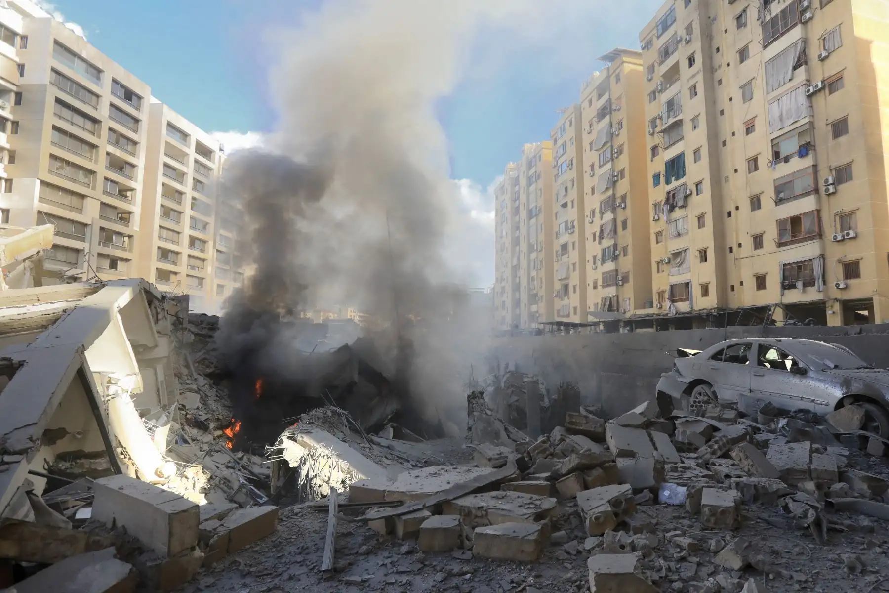 Destrucción en el lugar de un ataque aéreo israelí en el suburbio de Shayyah, en el sur de Beirut, el 2 de octubre de 2024. Al menos cinco ataques israelíes alcanzaron los suburbios del sur de Beirut el 2 de octubre, dijo una fuente de seguridad libanesa. Foto: AFP