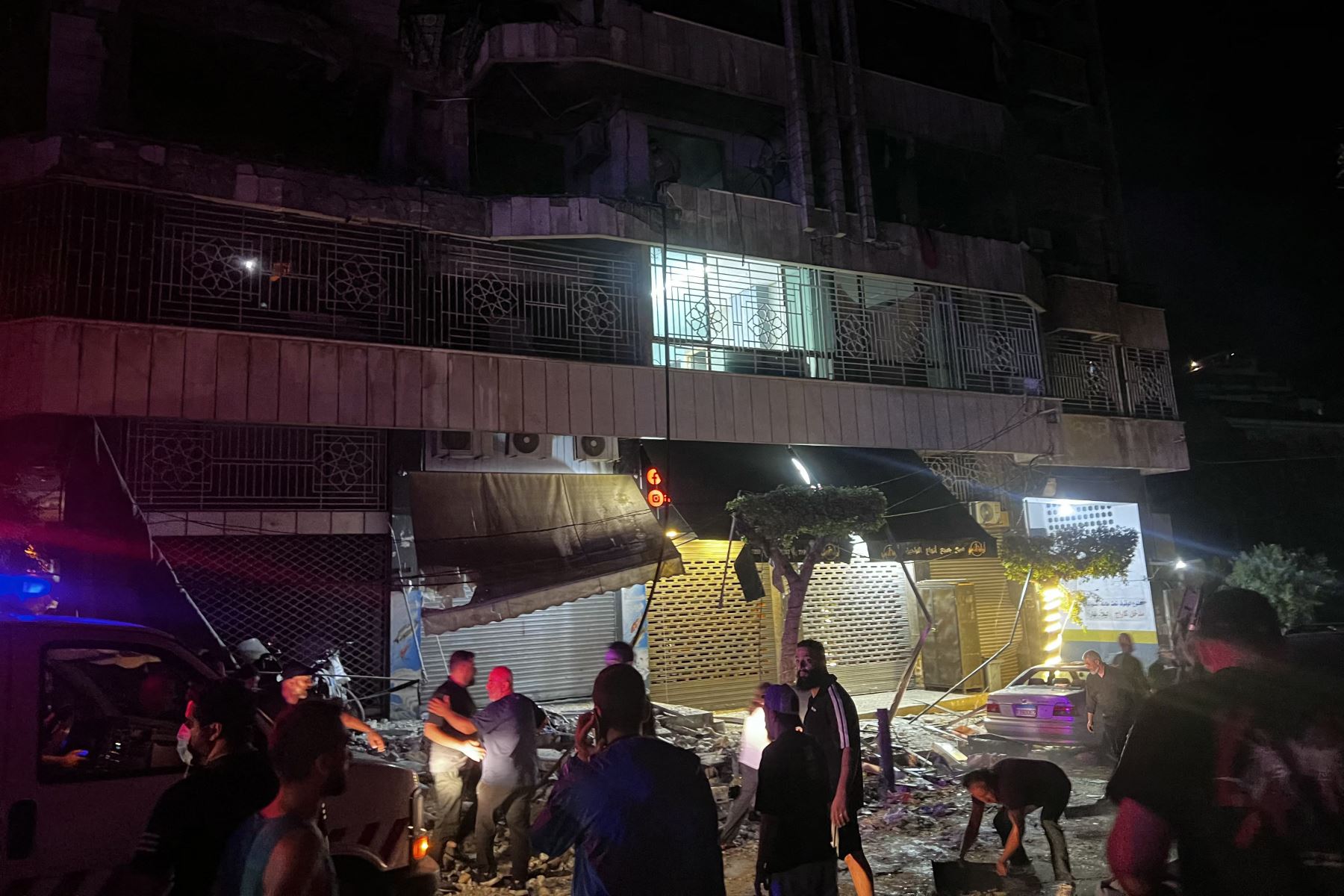 La gente se reúne en el lugar de un ataque aéreo israelí que tuvo como objetivo un edificio de apartamentos en el barrio de Bashura de Beirut, en el Líbano. Foto: AFP