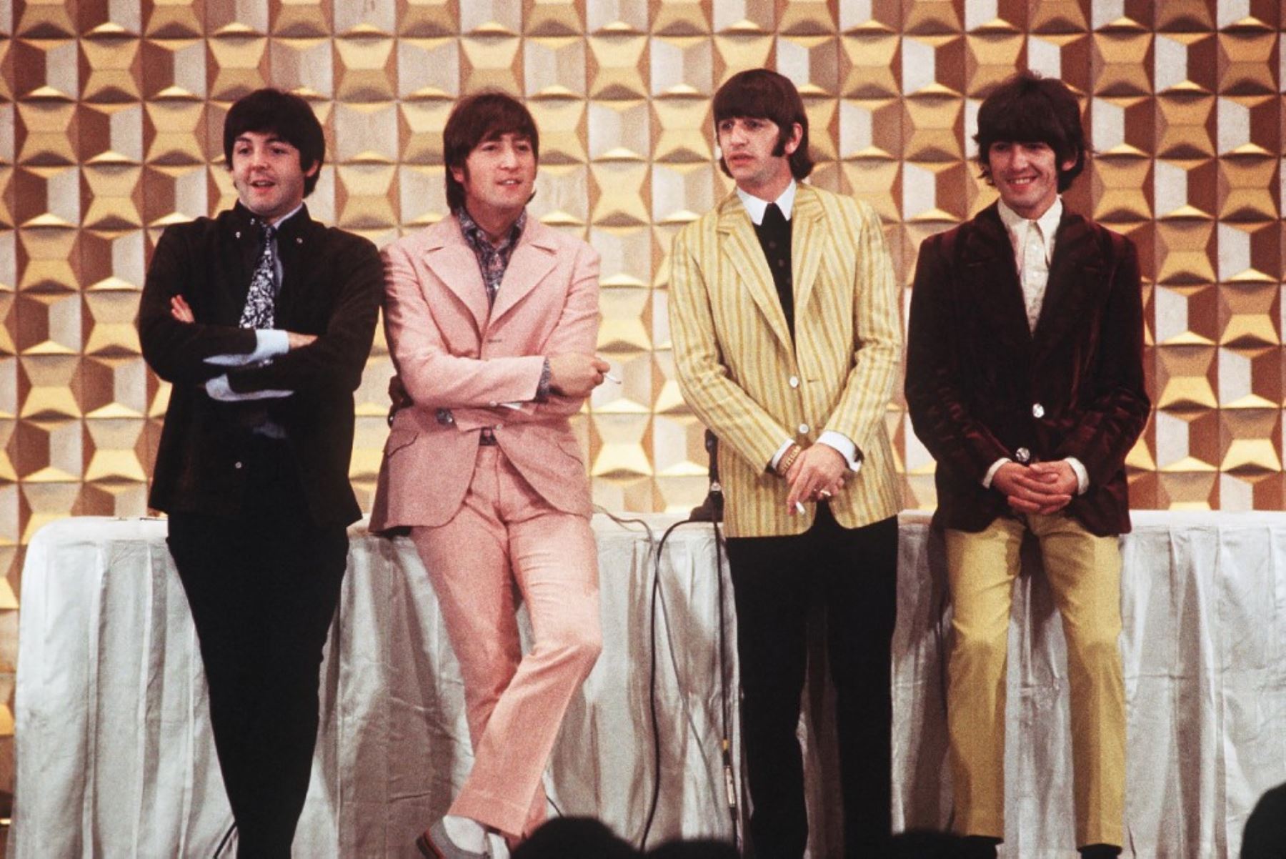 Fotografía del 29 de junio de 1966 que muestra a los miembros de la banda británica The Beatles: Paul McCartney, John Lennon, Ringo Starr y George Harrison, dando una conferencia de prensa en Tokio al comienzo de su gira. Foto: AFP