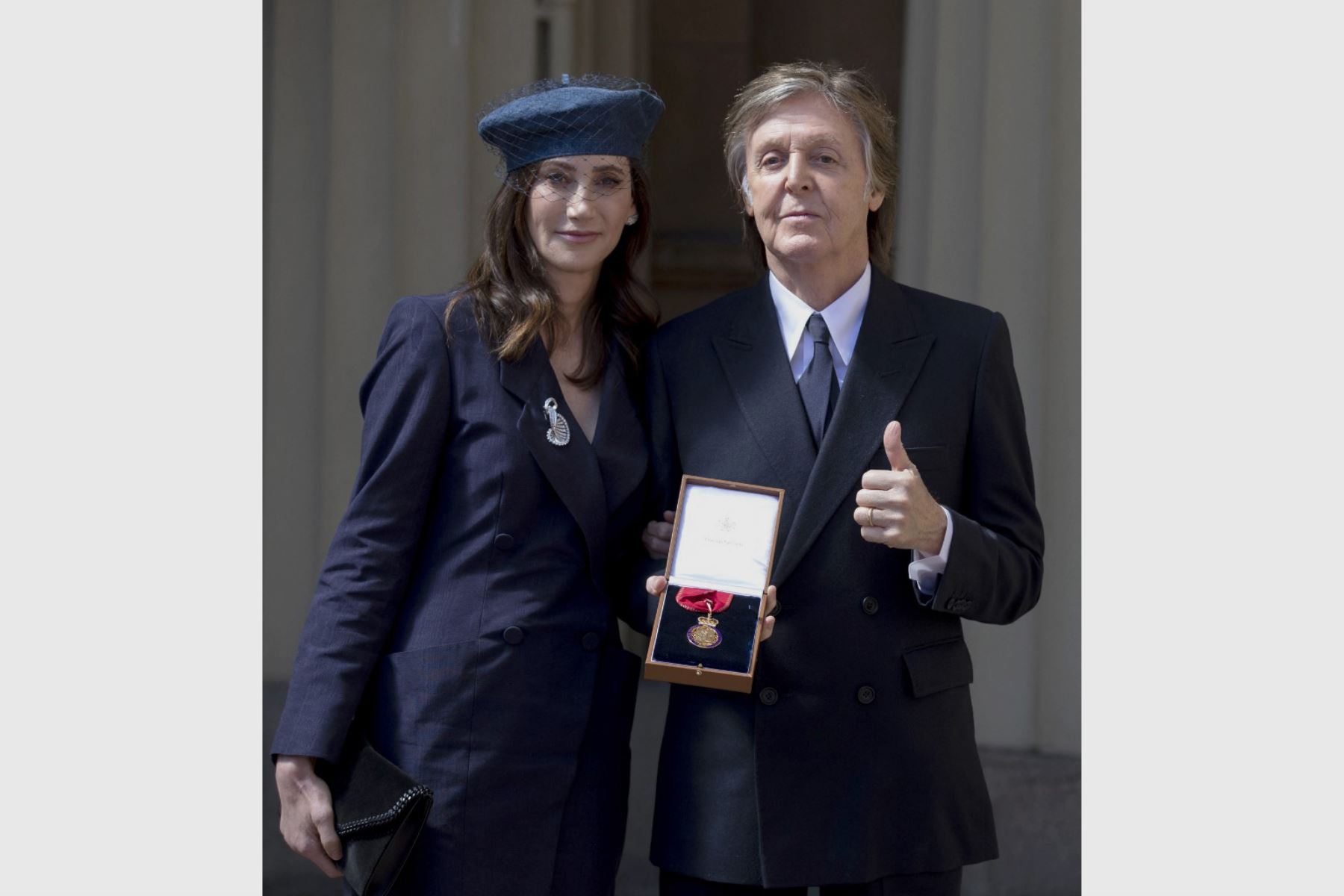 El músico británico Paul McCartney y su esposa Nancy Shevell posan con su medalla después de una ceremonia de investidura en el Palacio de Buckingham en Londres, donde fue nombrado Acompañante de Honor en reconocimiento a su aporte al mundo de la música, el 4 de mayo de 2018. Foto: AFP