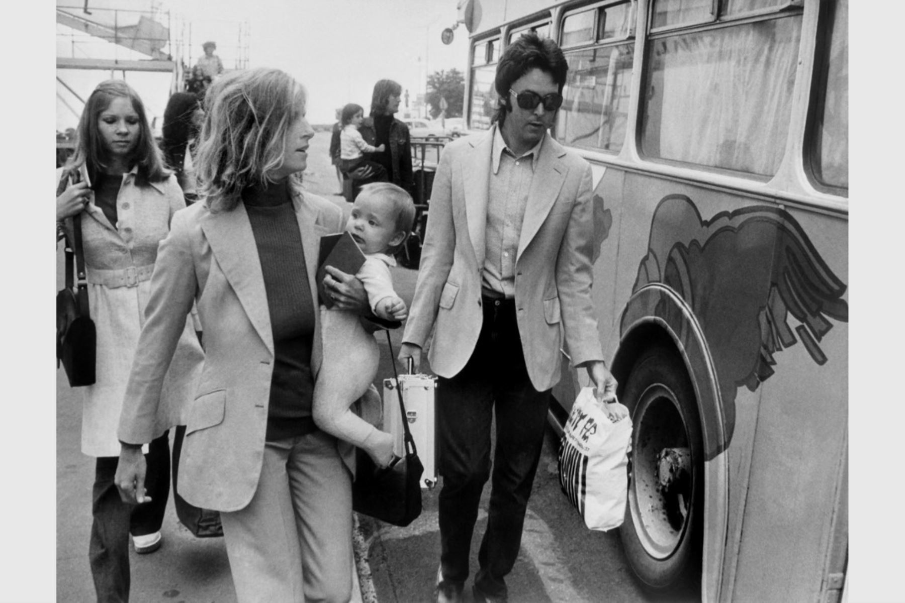 El cantante Paul McCartney, exmiembro de The Beatles, su esposa Linda y su hija Stella son fotografiados durante su gira europea en autobús con la banda The Wings el 8 de agosto de 1972 en Helsinki. Foto: AFP