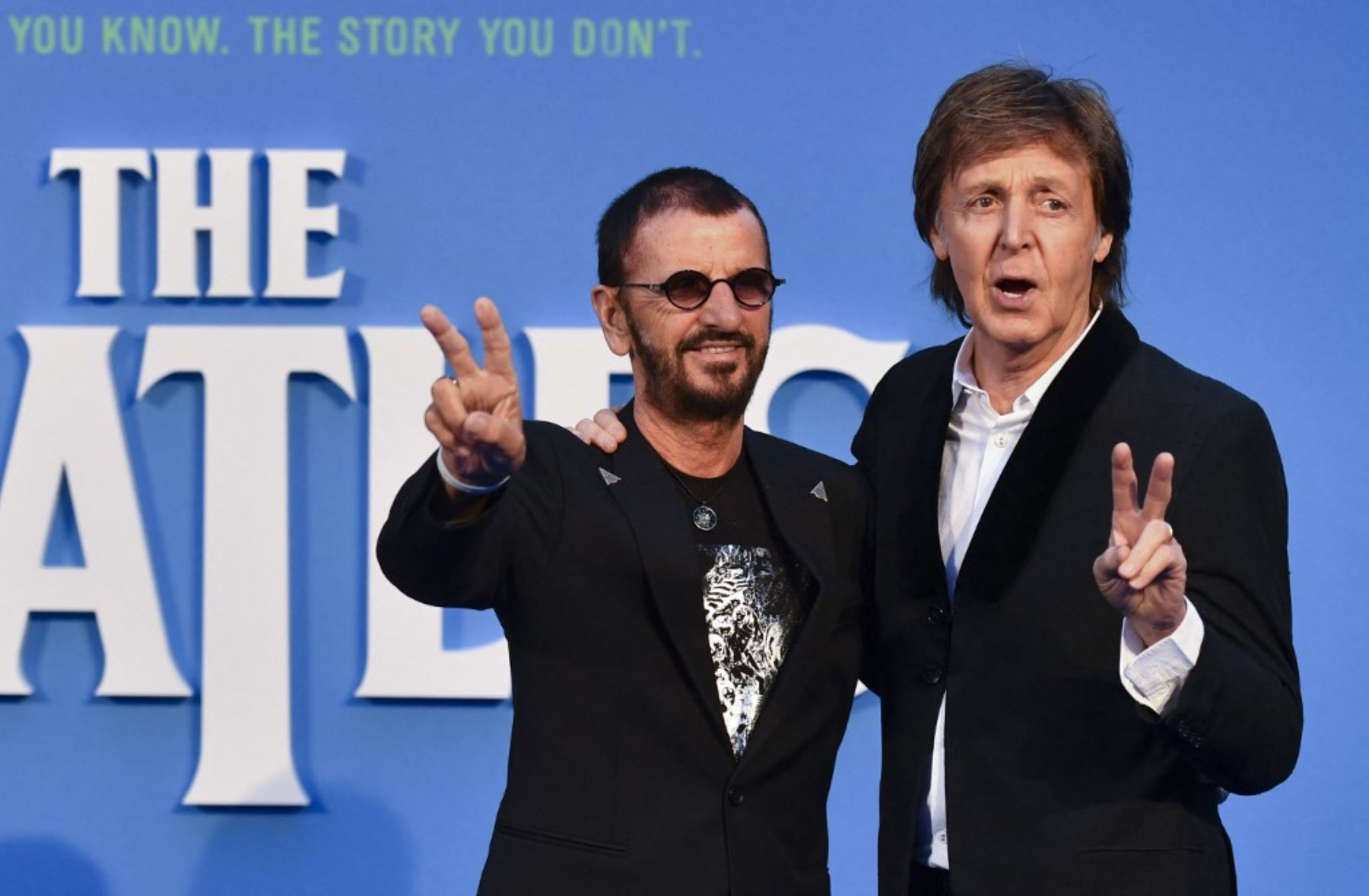 El cantante y compositor británico Paul McCartney  y el músico Ringo Starr de la legendaria banda de rock The Beatles posan a su llegada a la alfombra roja para asistir a una proyección especial de la película "The Beatles Eight Days A Week: The Touring Years" en Londres, el 15 de septiembre de 2016. Foto: AFP