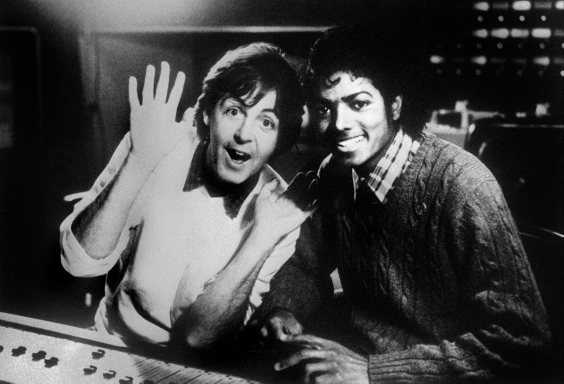 En esta  fotografía del 19 de diciembre de 1983 se ve al cantante británico Paul McCartney y a la estrella del pop estadounidense Michael Jackson. Foto: AFP