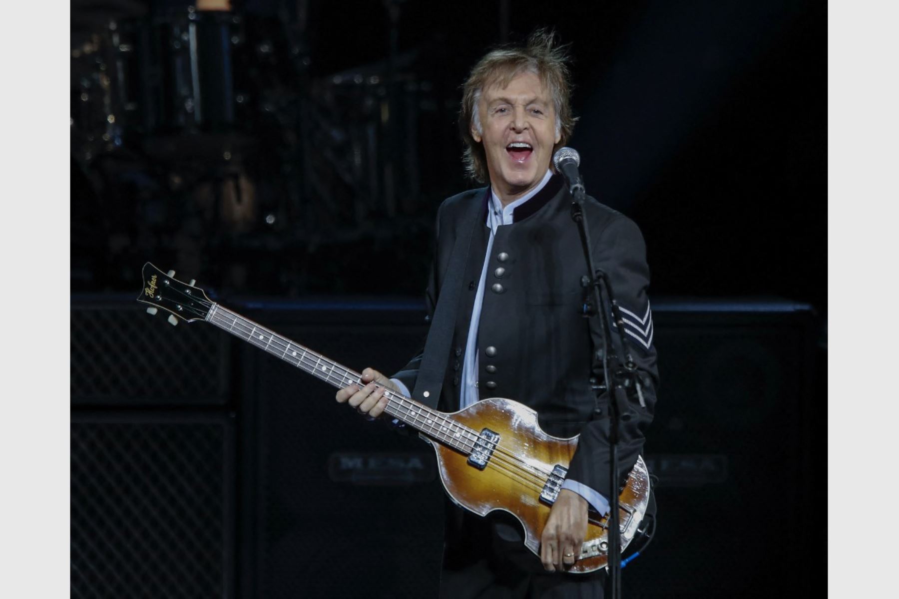 El cantante Paul McCartney se presenta en un concierto durante su gira One on One en el Hollywood Casino Amphitheatre, el 26 de julio de 2017 en Tinley Park, Illinois. Foto: AFP