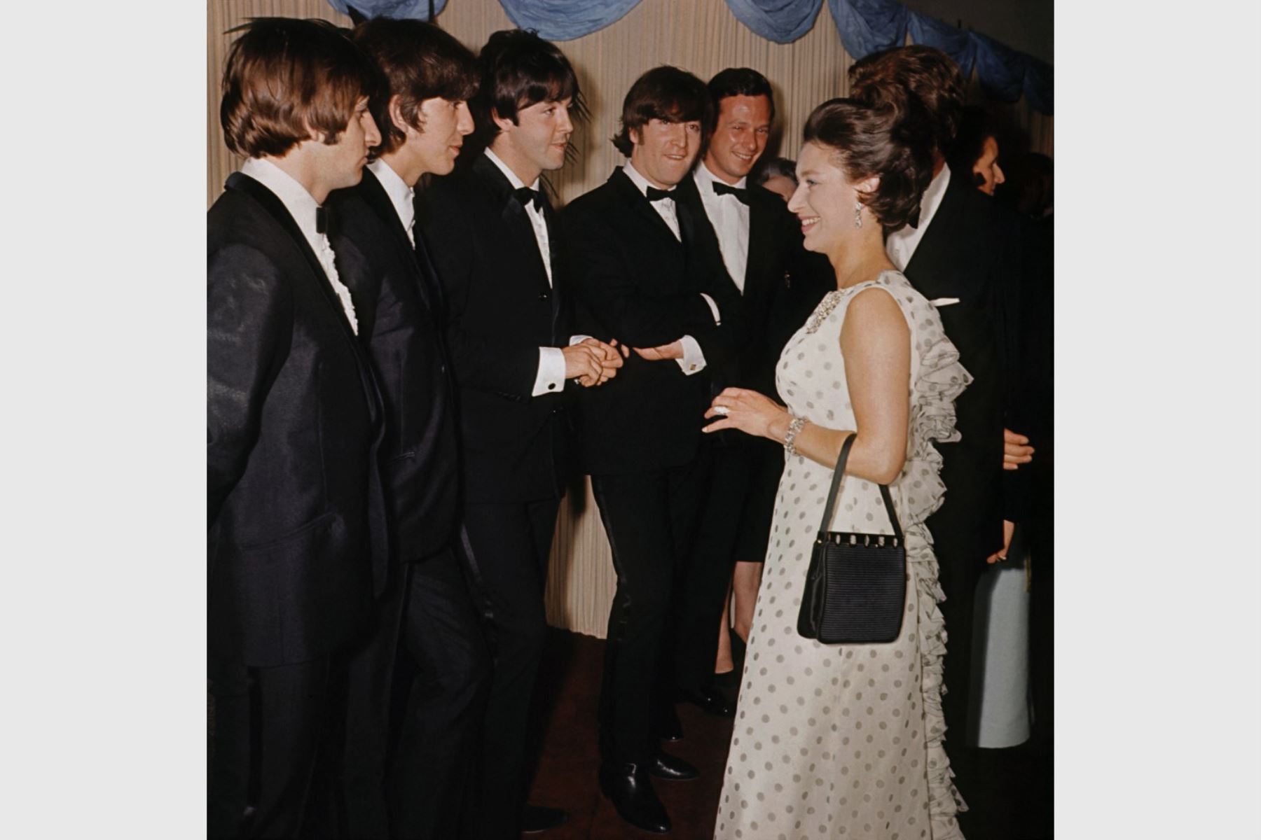 The Beatles:  Ringo Starr, George Harrison, Paul McCartney y John Lennon se reúnen el 29 de julio de 1965 en Londres con la princesa Margarita, hermana menor de la reina Isabel II, durante el estreno de la película "Help". Foto: AFP