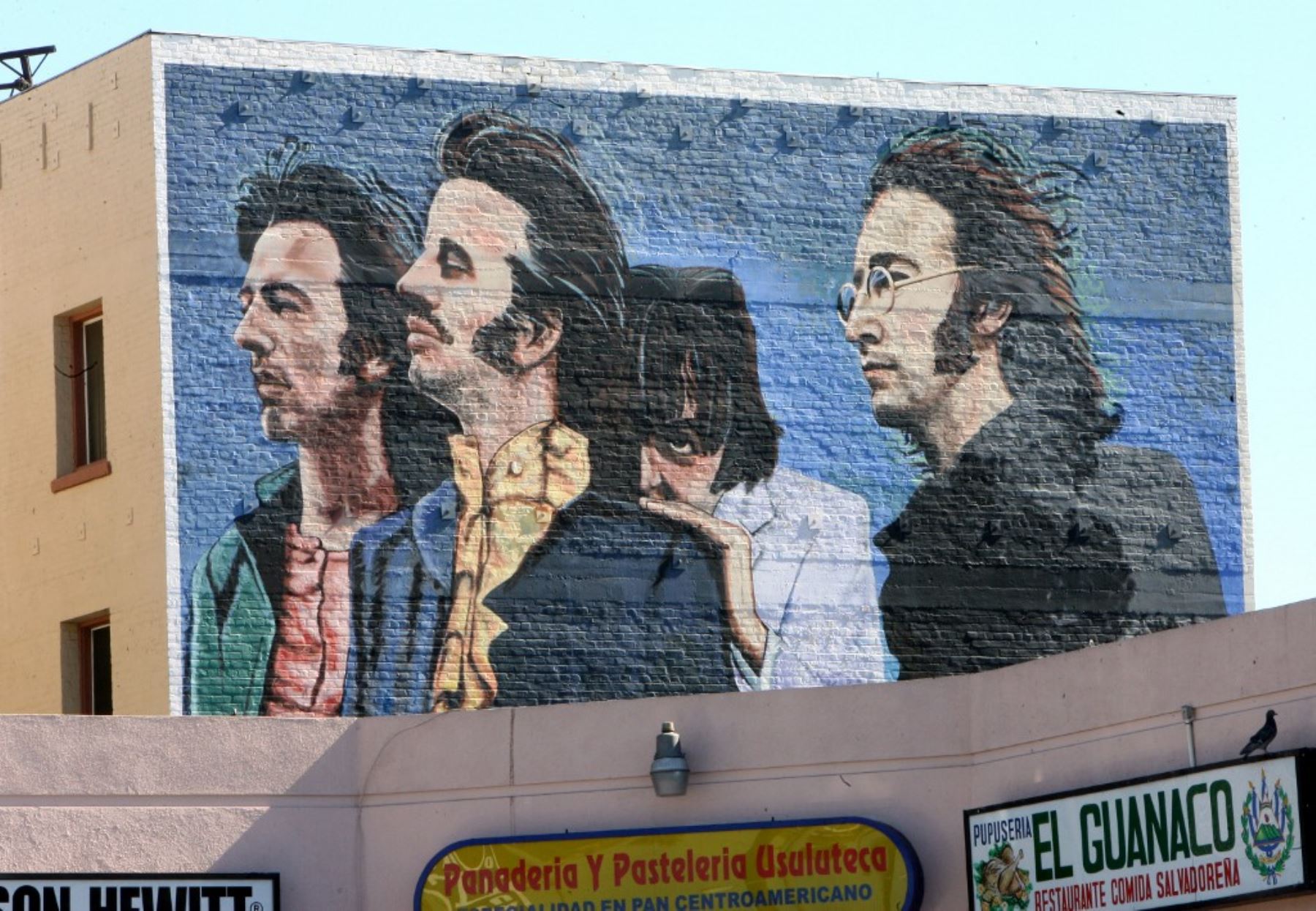 The Beatles: George Harrison, Ringo Starr, Paul McCartney y John Lennon aparecen en un mural en Hollywood, California, el 6 de noviembre de 2006. Foto: AFP