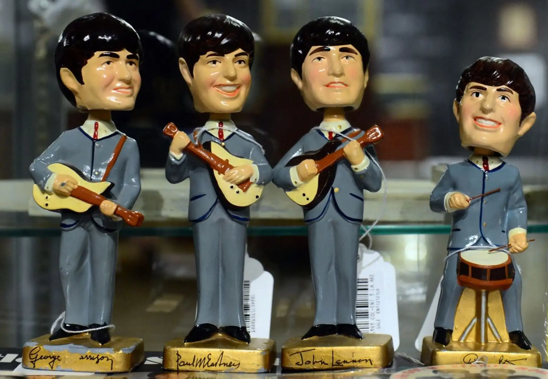 Muñecos de The Beatles, que representan a George Harrison, Paul McCartney, John Lennon y Ringo Starr, parte de un gran grupo de objetos coleccionables de the Beatles cuyo valor se estima entre 700 y 1000 dólares, se exhiben durante una vista previa para la prensa en la casa de subastas Bonham