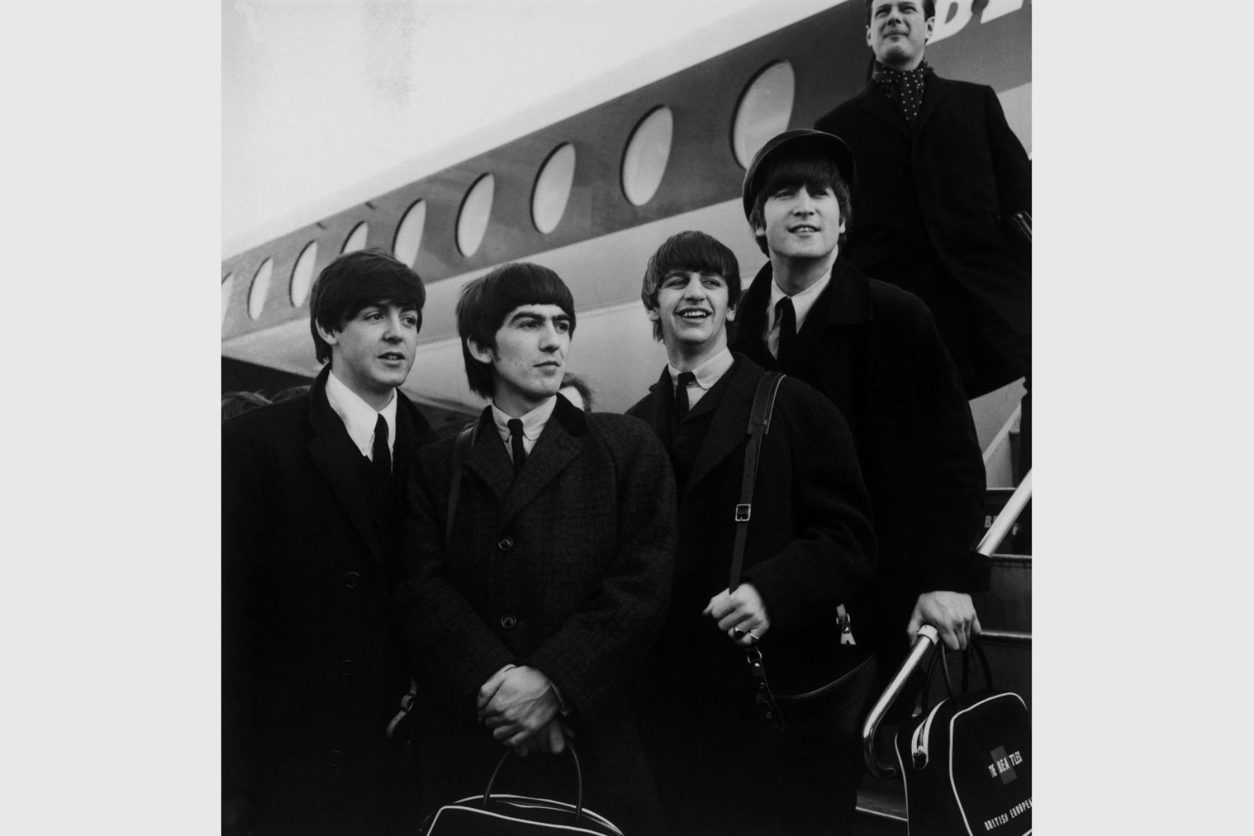 Paul McCartney, George Harrison, Ringo Starr y John Lennon del grupo británico The Beatles en el aeropuerto de Londres el 8 de febrero de 1964. Foto: AFP